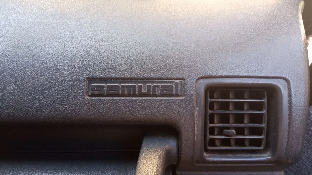 PEQUEÑO EMBLEMA TABLERO SUZUKI SAMURAI