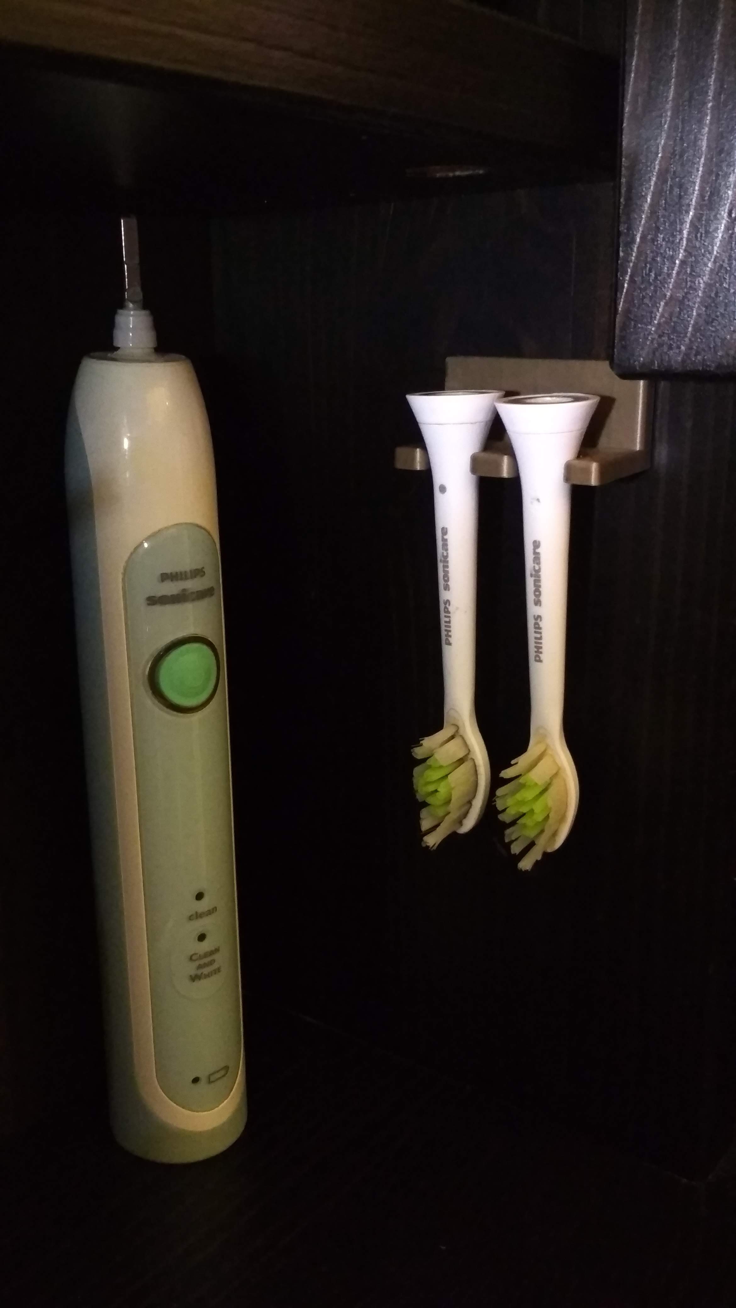 Simple Philips Sonicare head holder