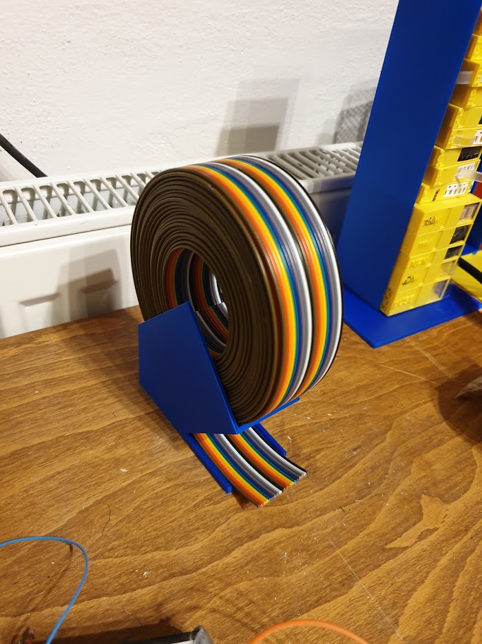Flat cable stand