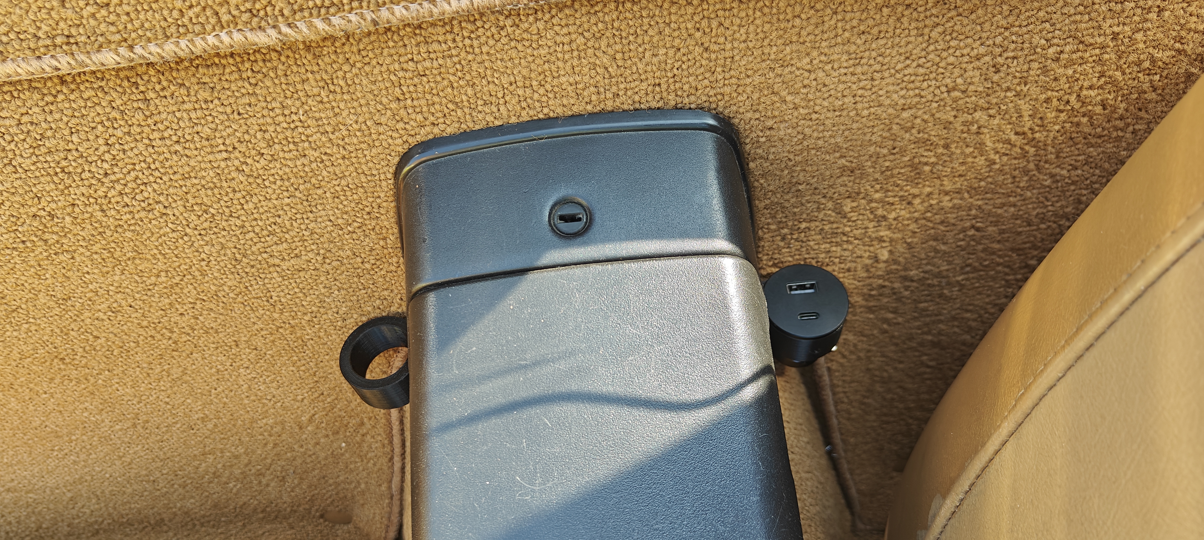 Mazda MX5 NA MK1 rear glove box USB support clip
