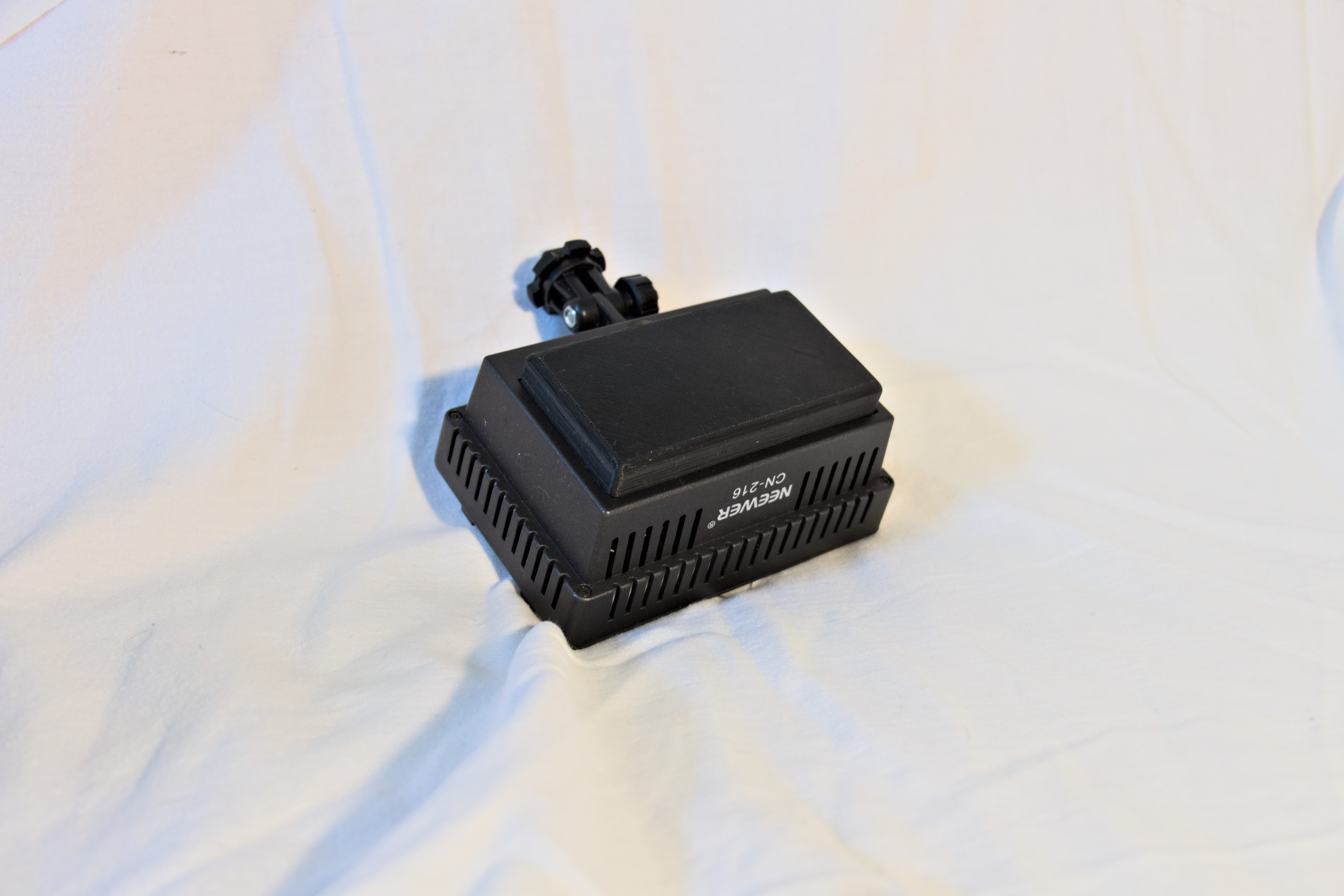 Neewer CN 216 Videolight backcover