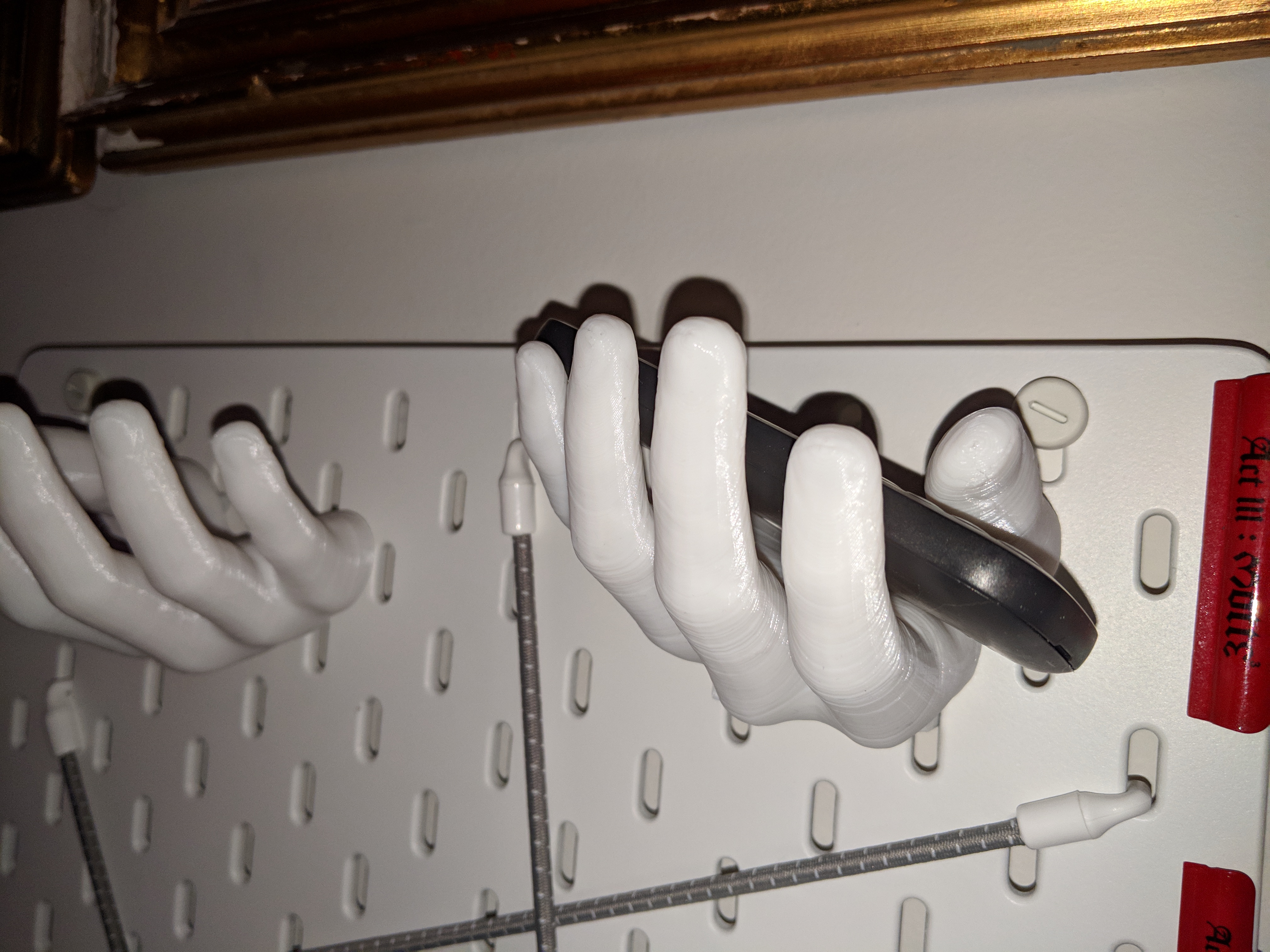 Helping Hand (for IKEA SKADIS)