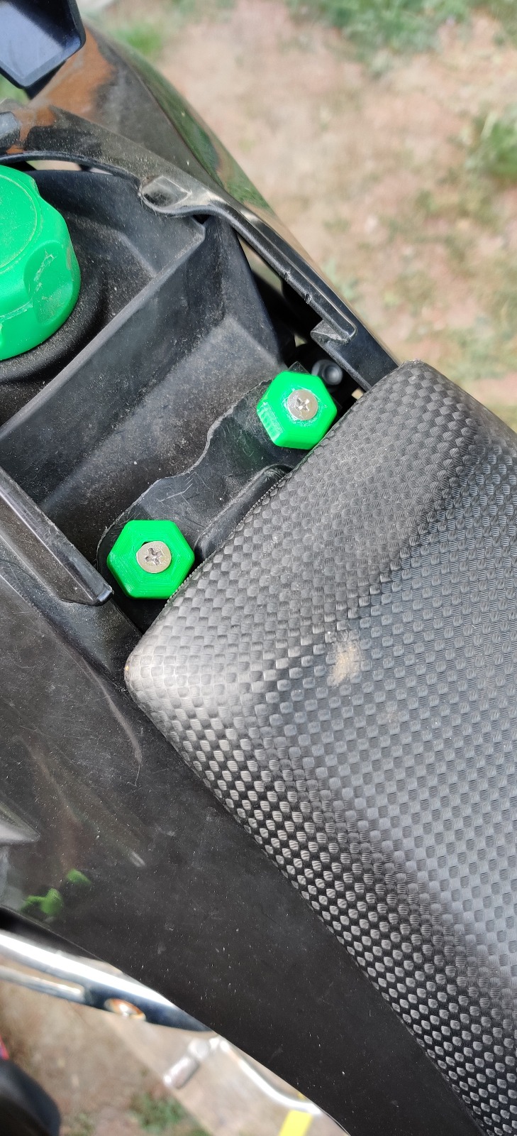 Derbi / Aprilia/ Gilera    Seat Thumb Screws(Sitzbank Schrauben)