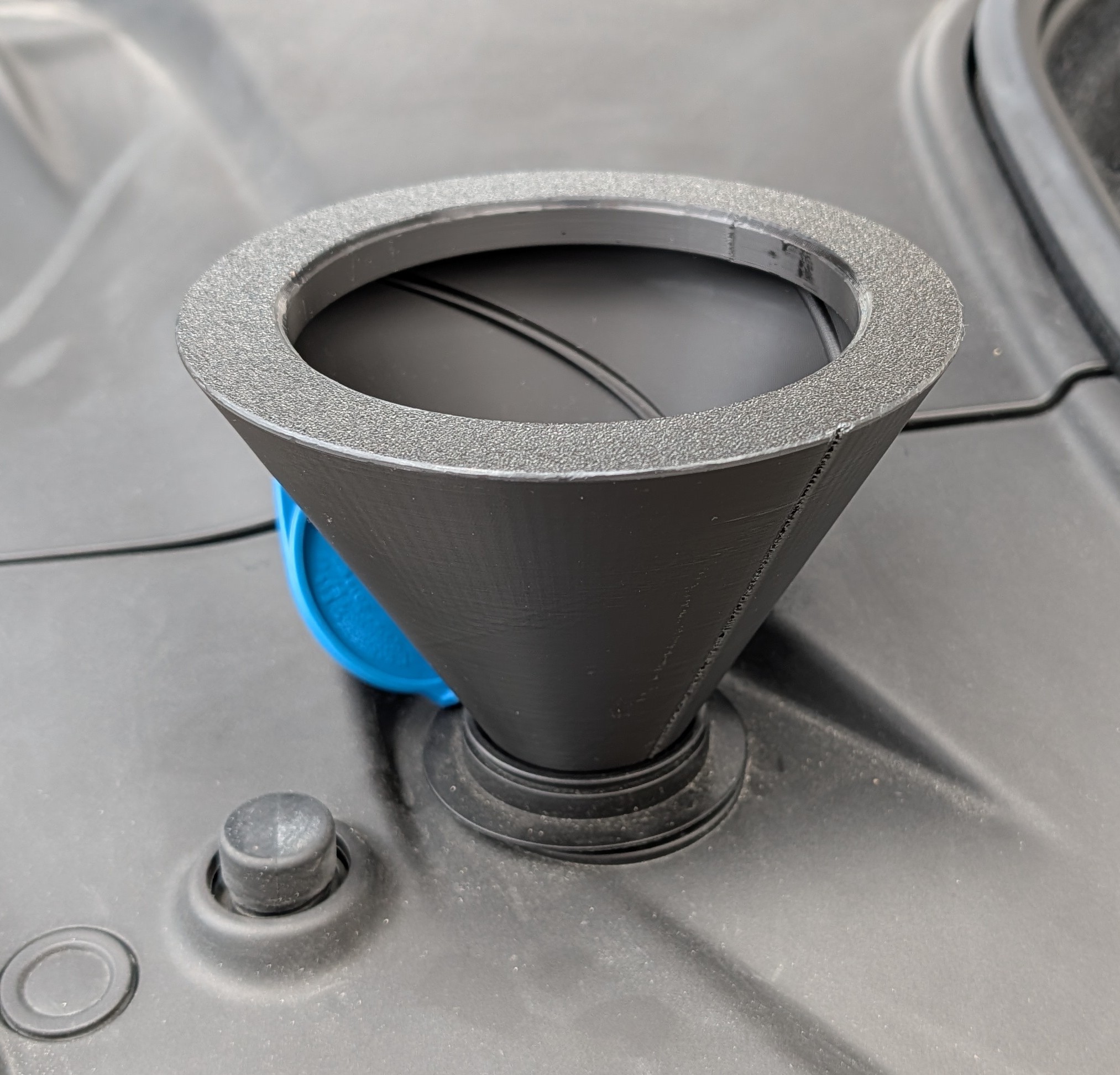 Washer fluid funnel for Polestar 2