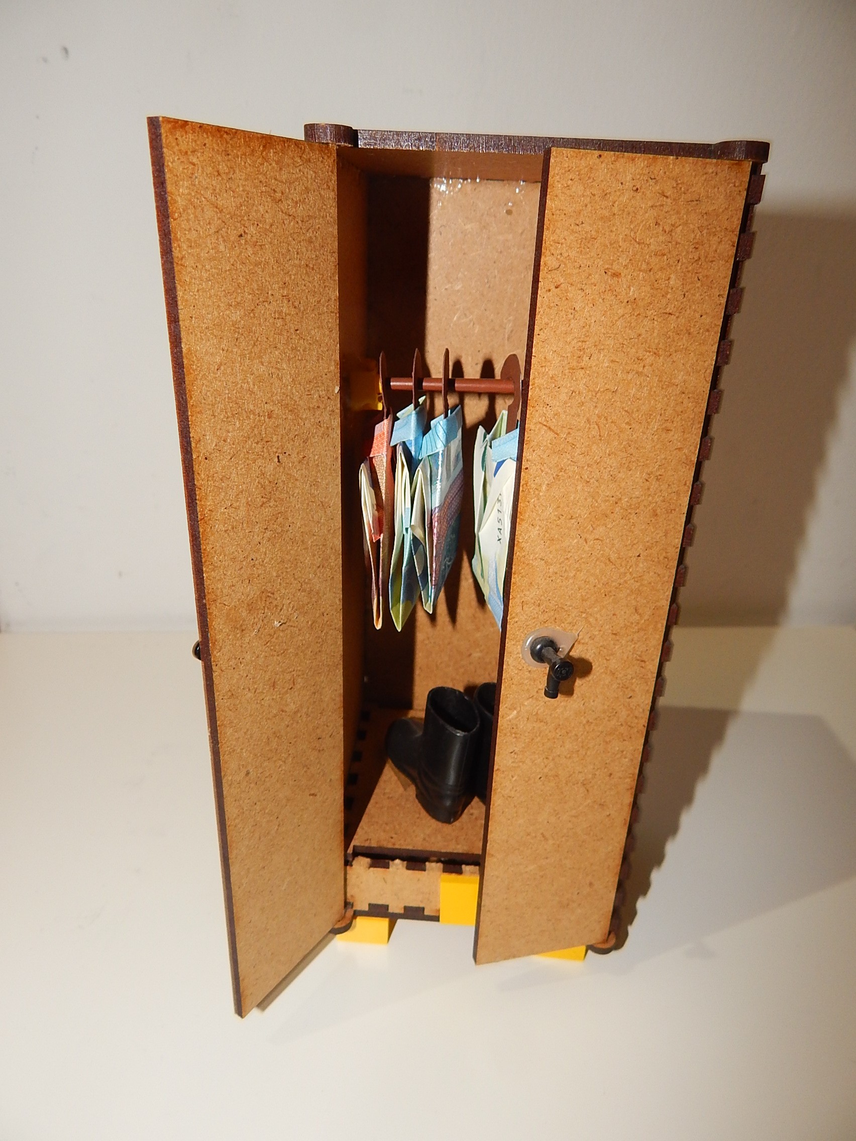 Geschenkverpackung - Kleiderschrank