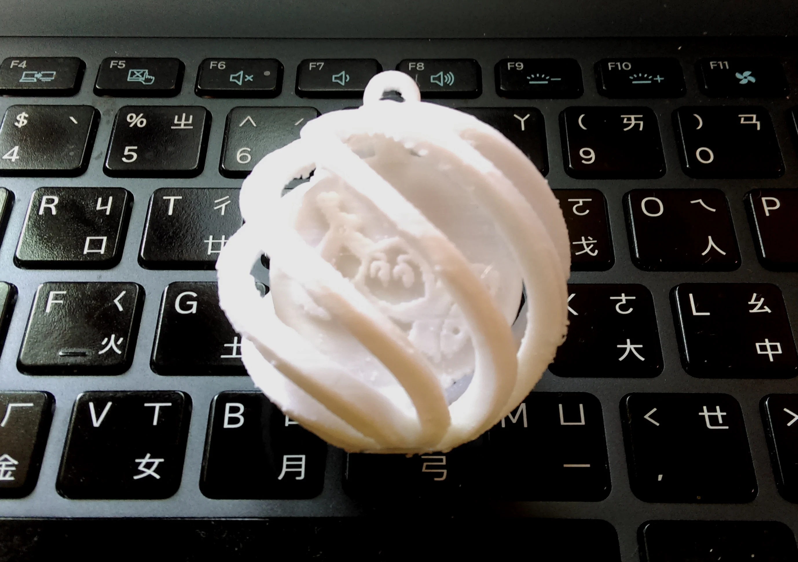 Spinning picture ornament