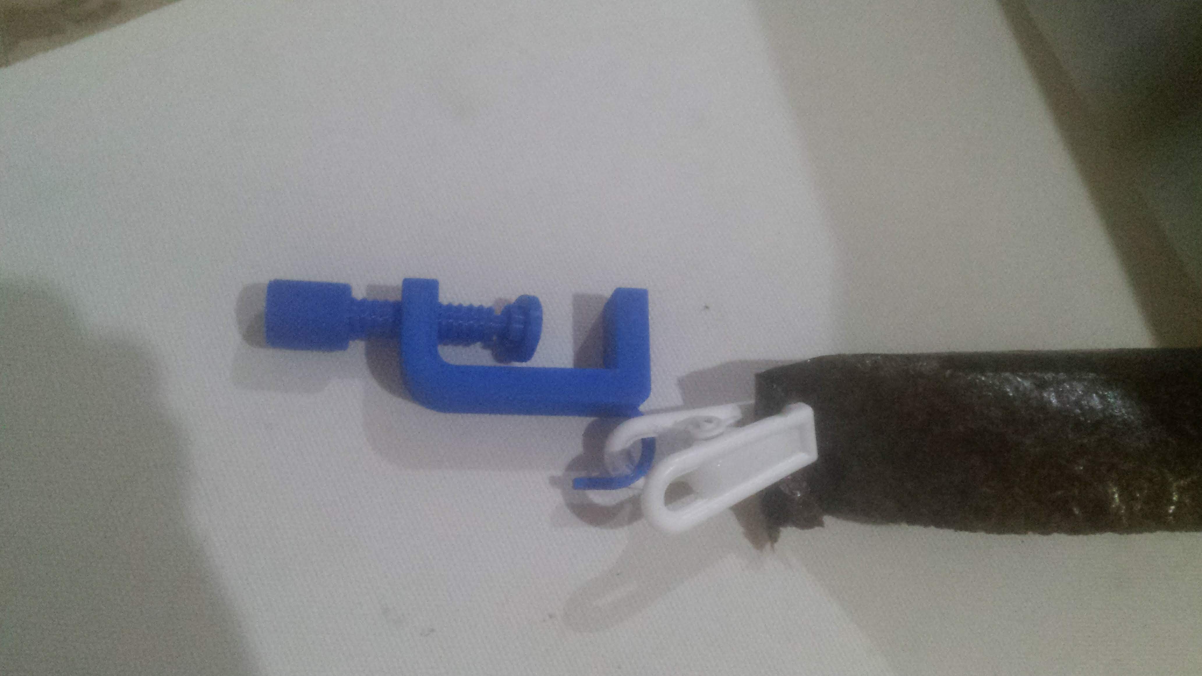 Algae clamp for thick acrylic aquarium