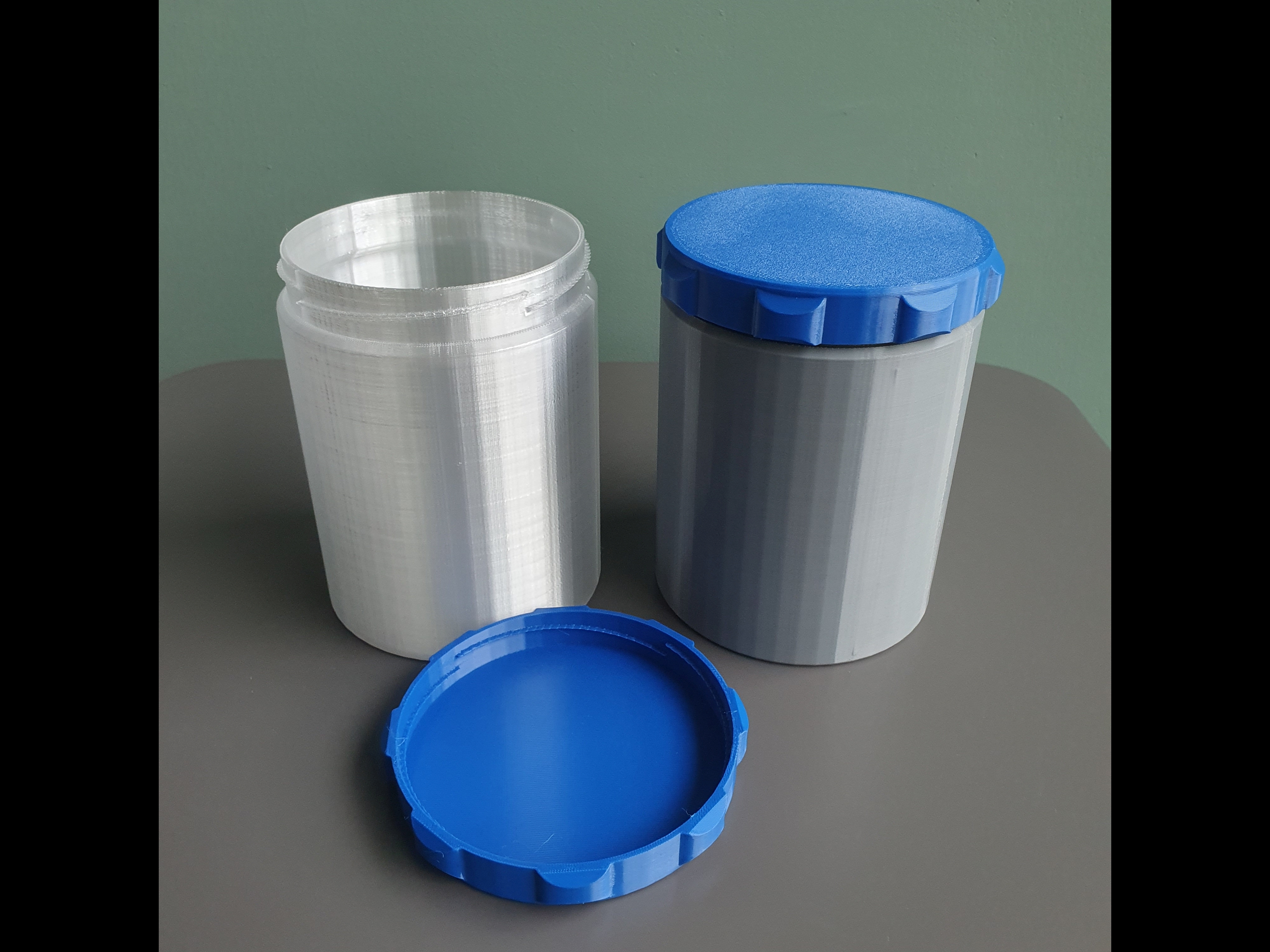 Basic jar with threaded lid