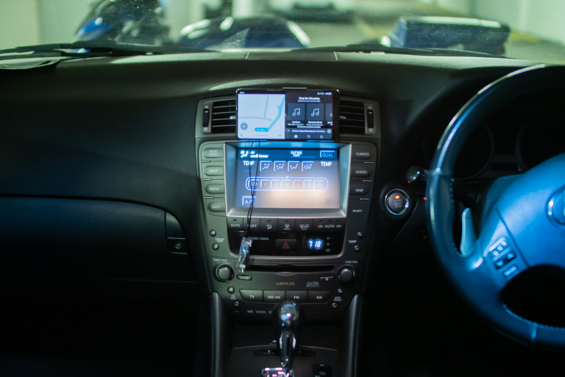 Lexus IS220/IS250/IS350 phone holder + Qi wireless charging