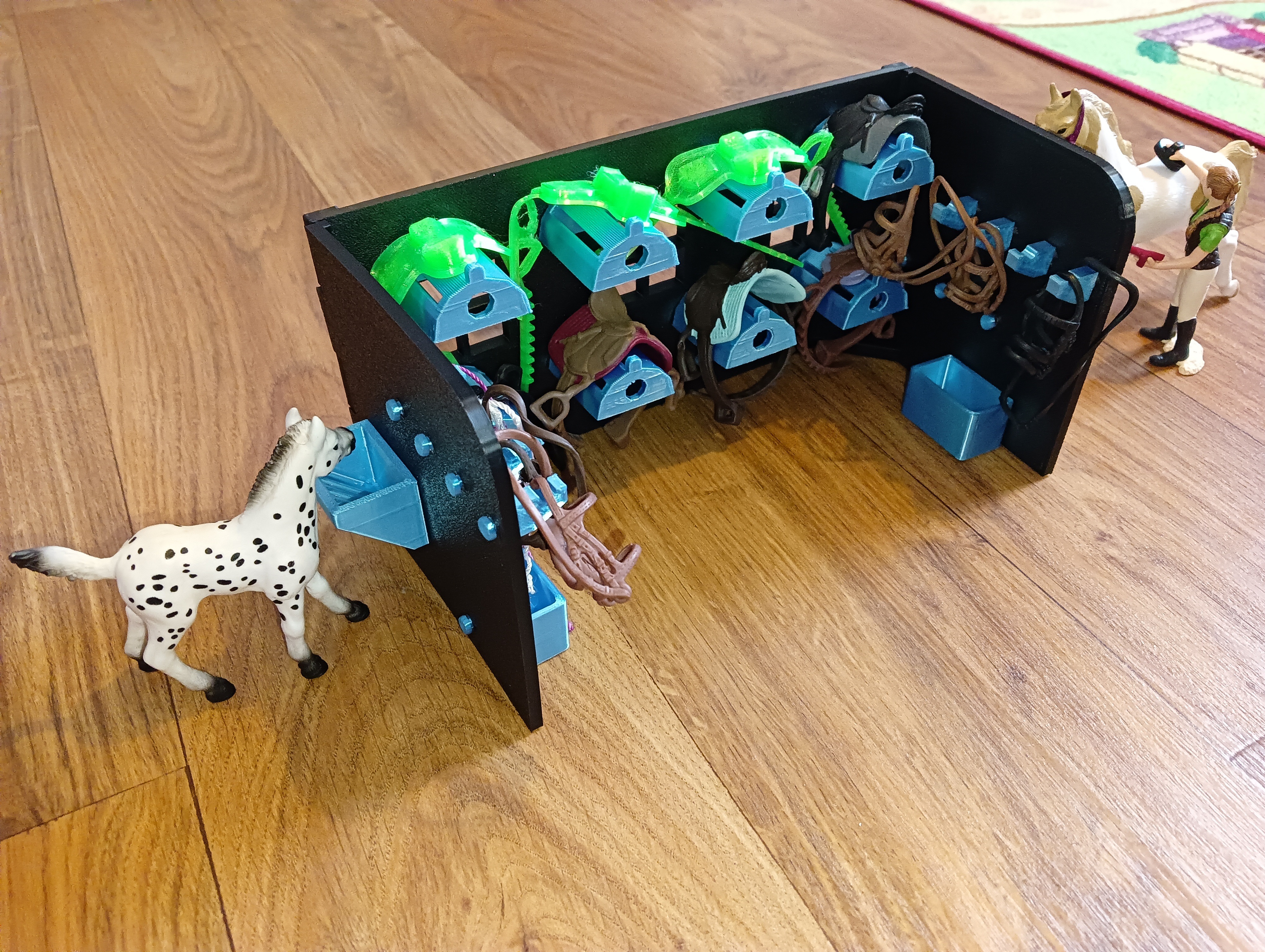 Schleich HorseClub Sattelkammer mit Zubehör / Schleich HorseClub tack room with accessories
