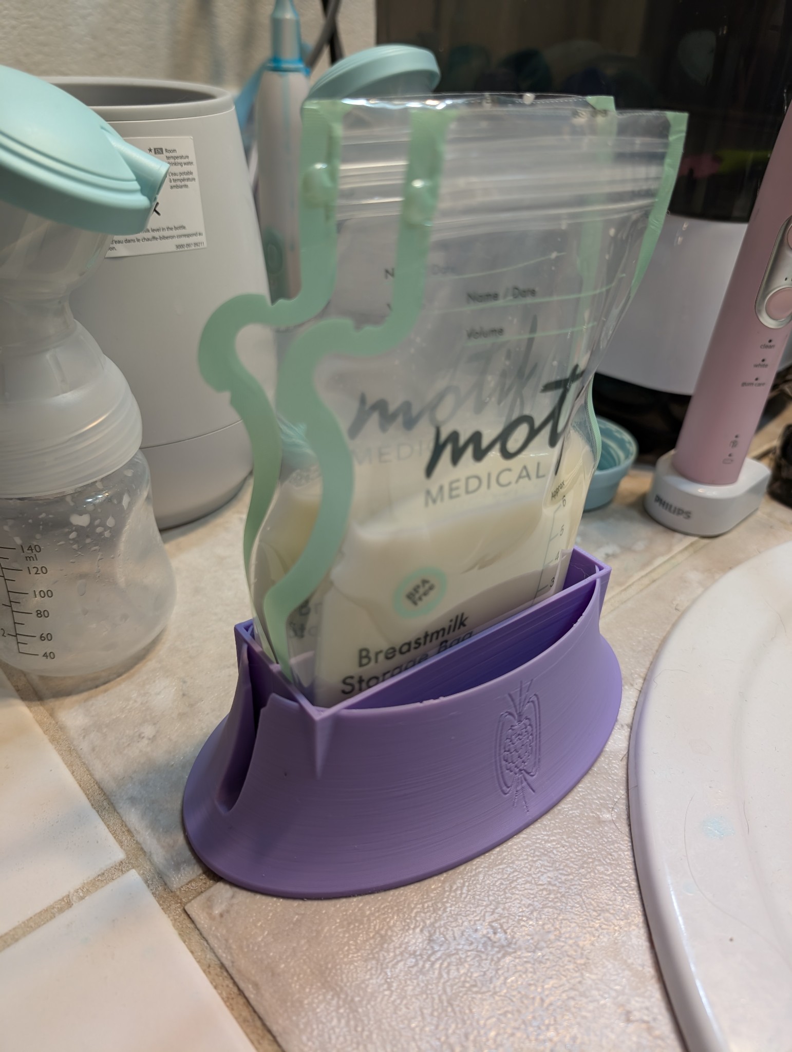No-tip spill-proof breast milk bag holder for stress-free pouring
