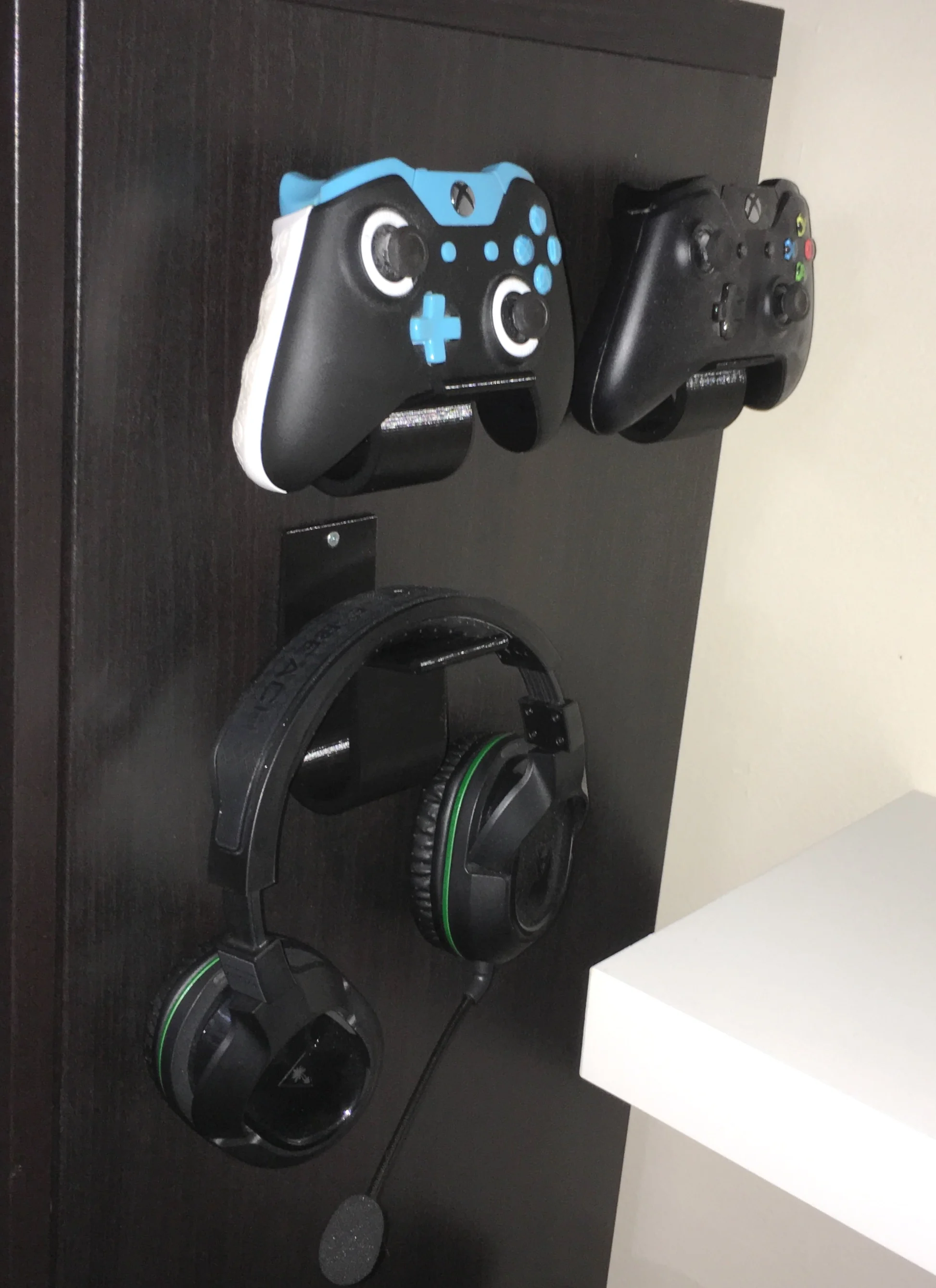 Vertical Controller/Headphone Holder