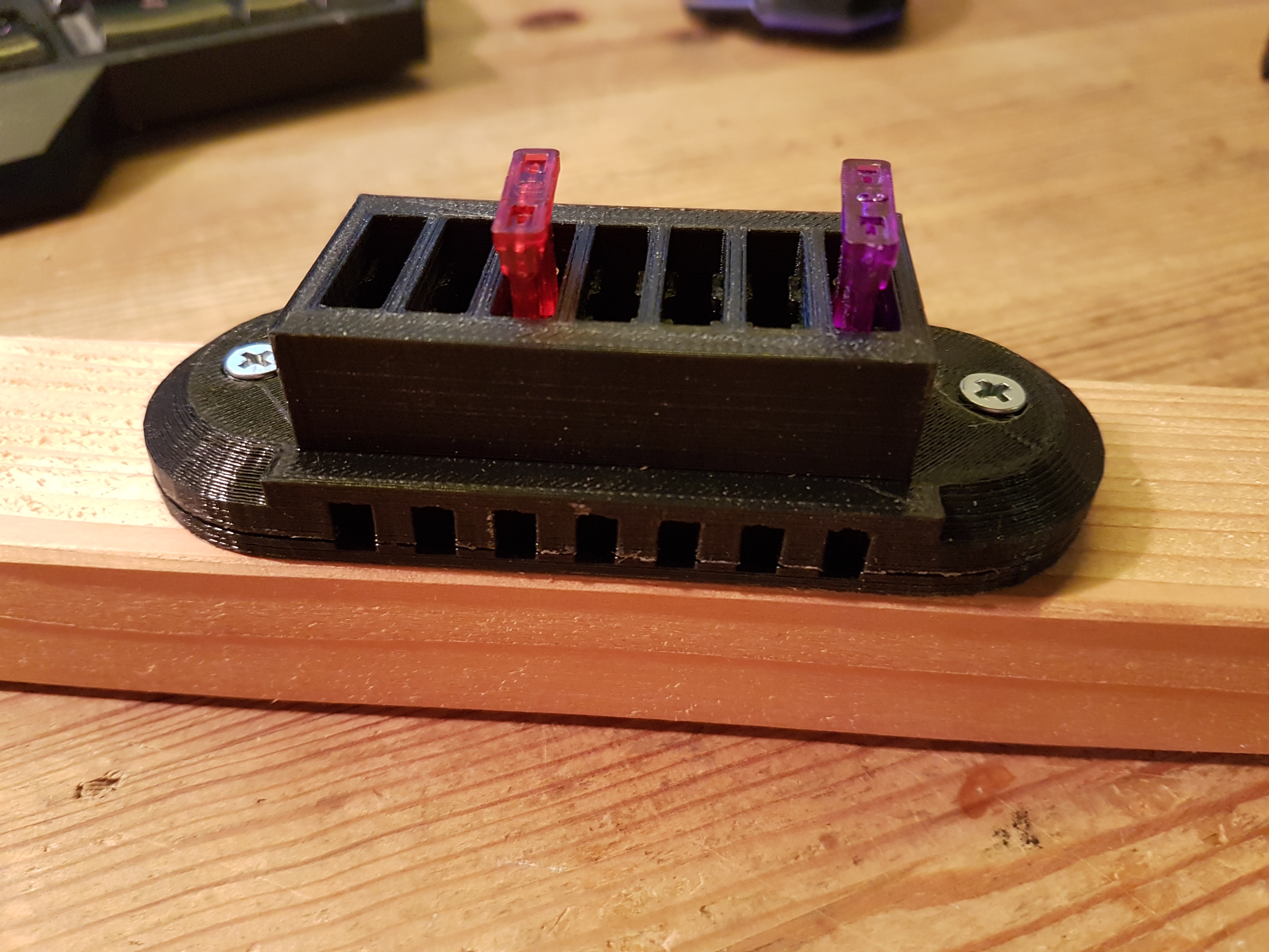 12V fuse block (7pcs car fuse) -- 12V Sicherungsblock (für sieben Kfz-Sicherungen)