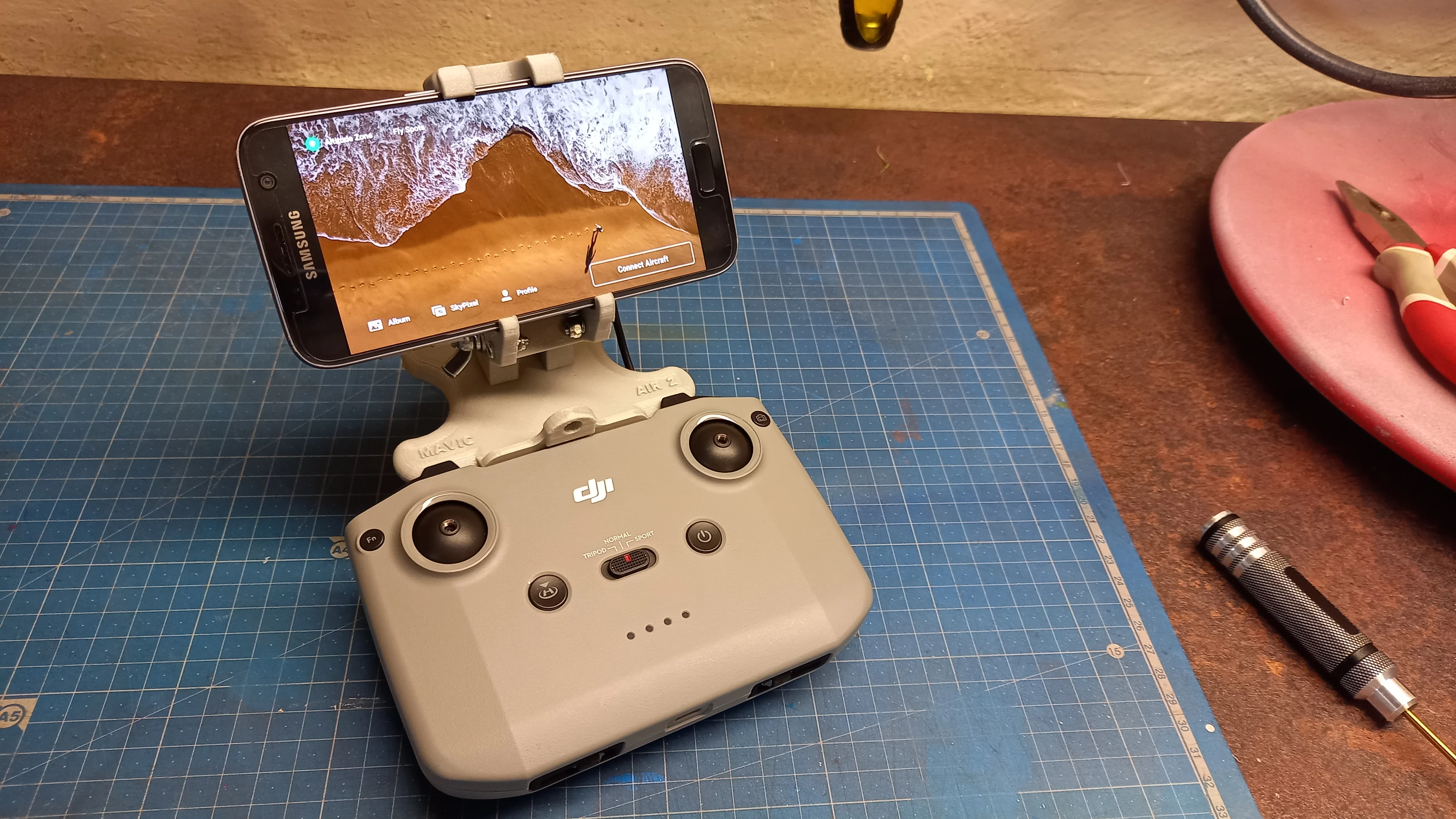 DJI MAVIC AIR 2 Adjustable and automatic phone holder with a neck strap