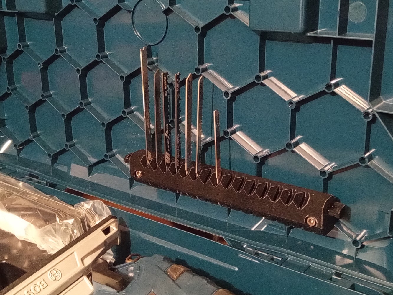 Locking jigsaw blade holder