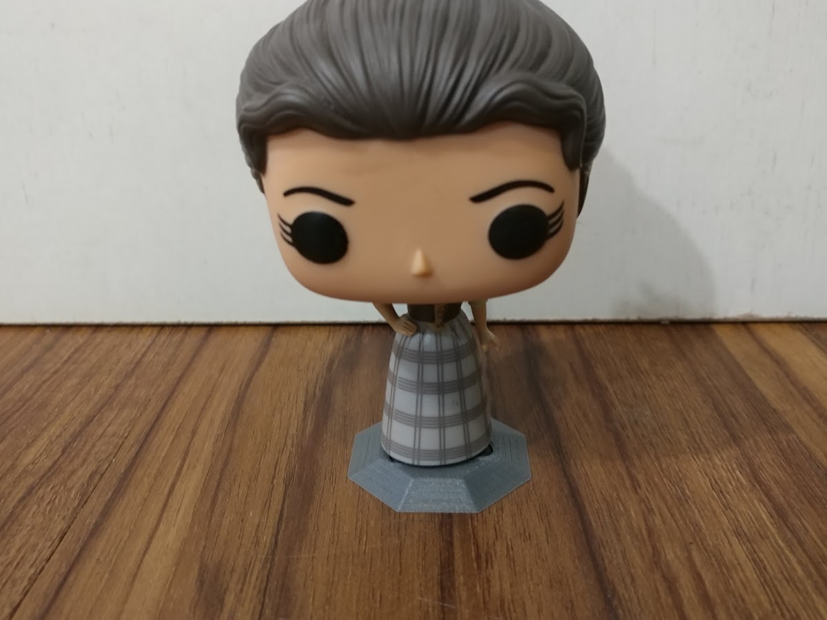 Outlander Claire Fraser Funko Pop Stand - 2 versions