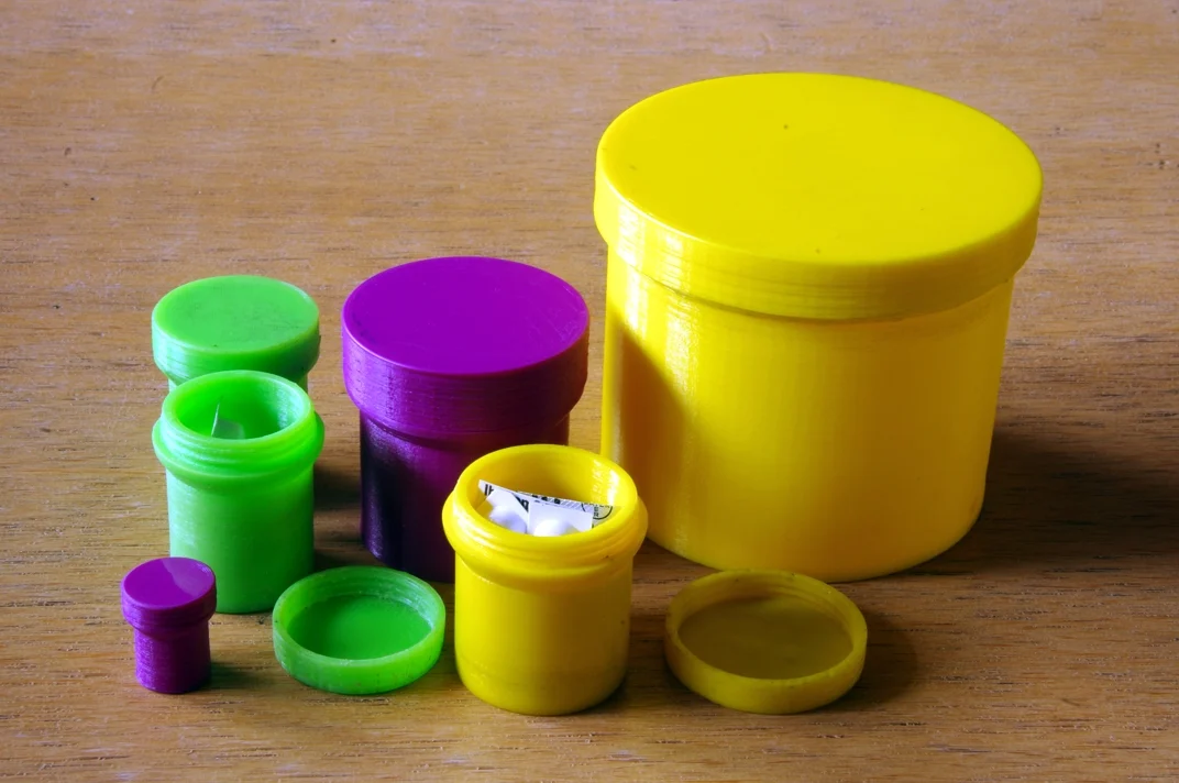 customizable round box with threaded lid