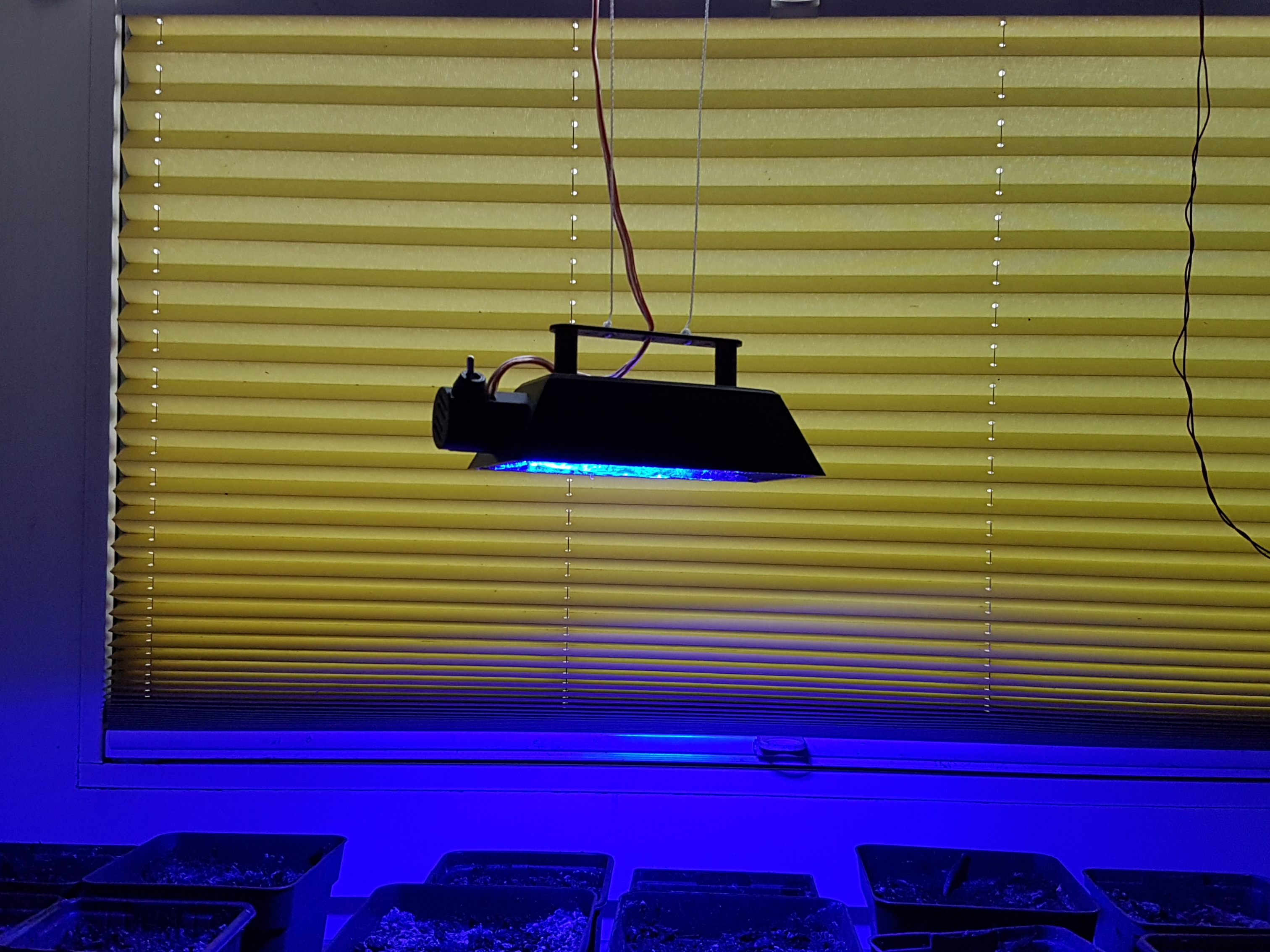 Small plant lamp (switchable: vegetative phase/flower, fruit phase) -- Kleine Pflanzenlampe (umschaltbar: vegetative Phase/Blüte, Fruchtphase)