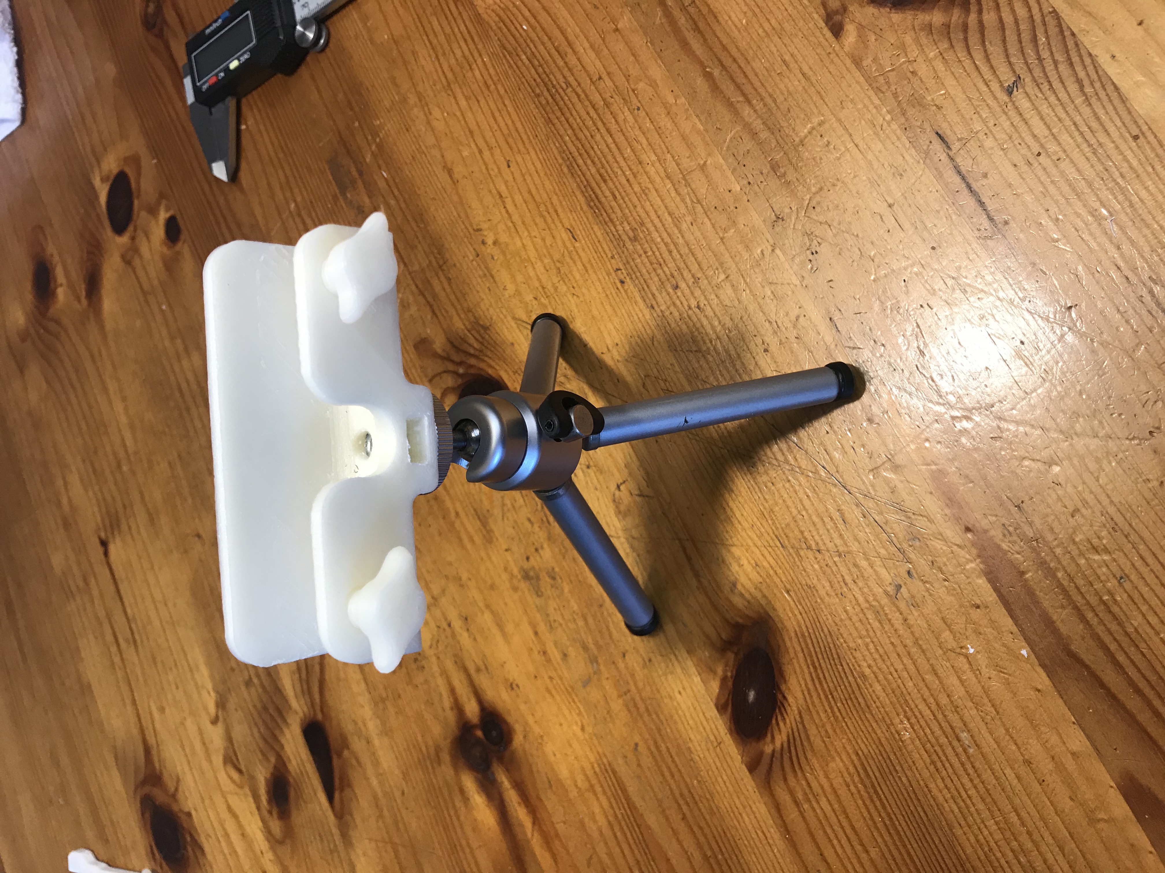 Universal mobile phone/pad tripod connector