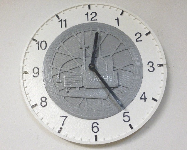 Wanduhr mit Saxonettenmotorrelief