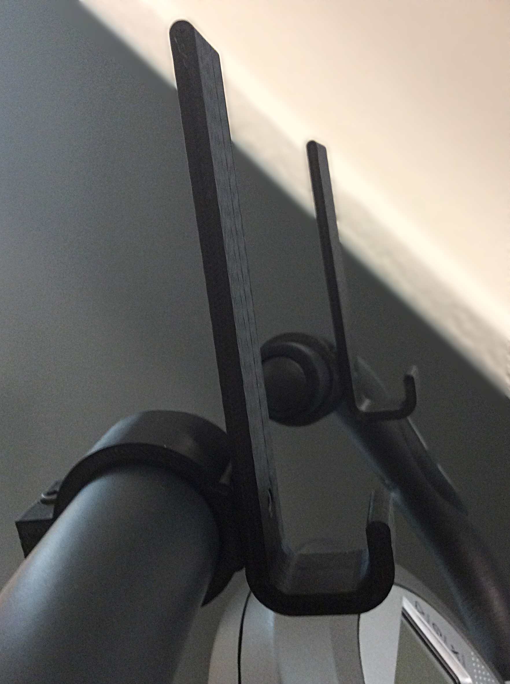 Tiltable hook stand with round clamp - customizable