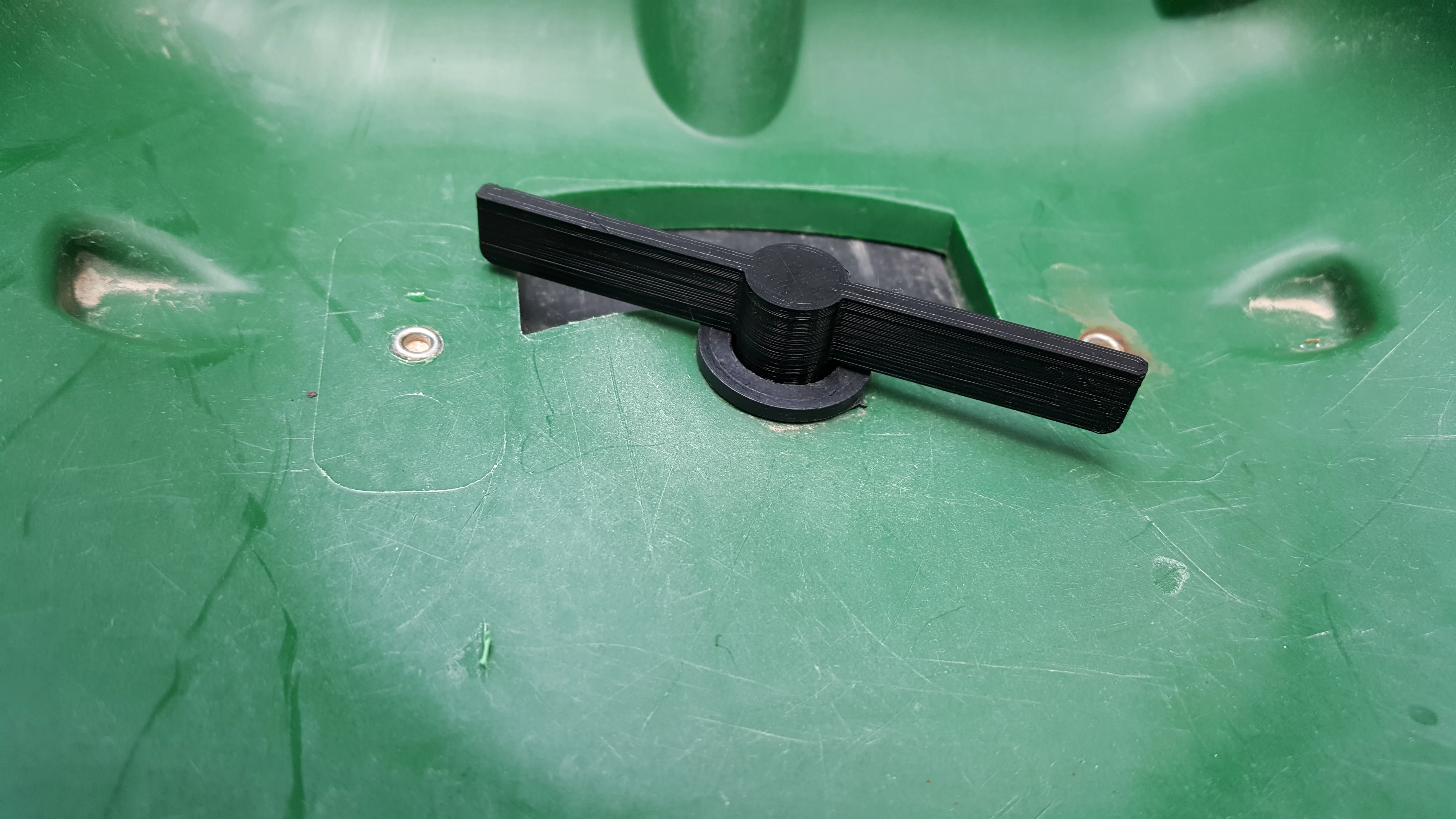 Scotts Speedy Green 1000 Broadcast Spreader - drive nut and spreader bar