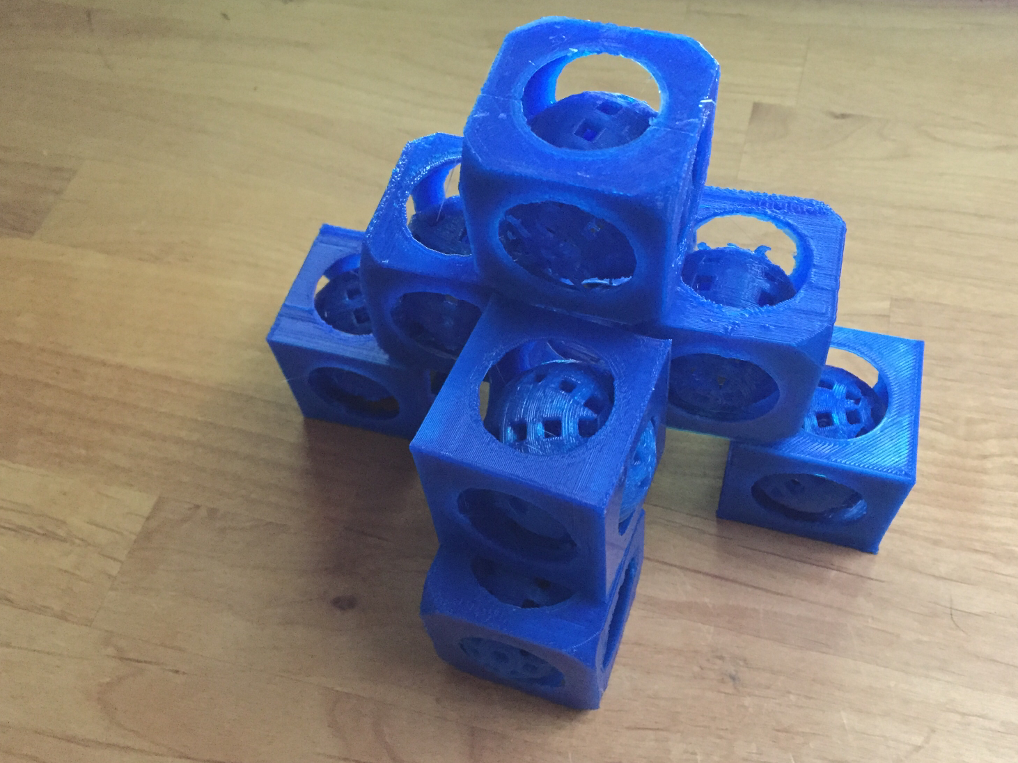 Present: movable ball in a cube made with tinkercad with tutorial
