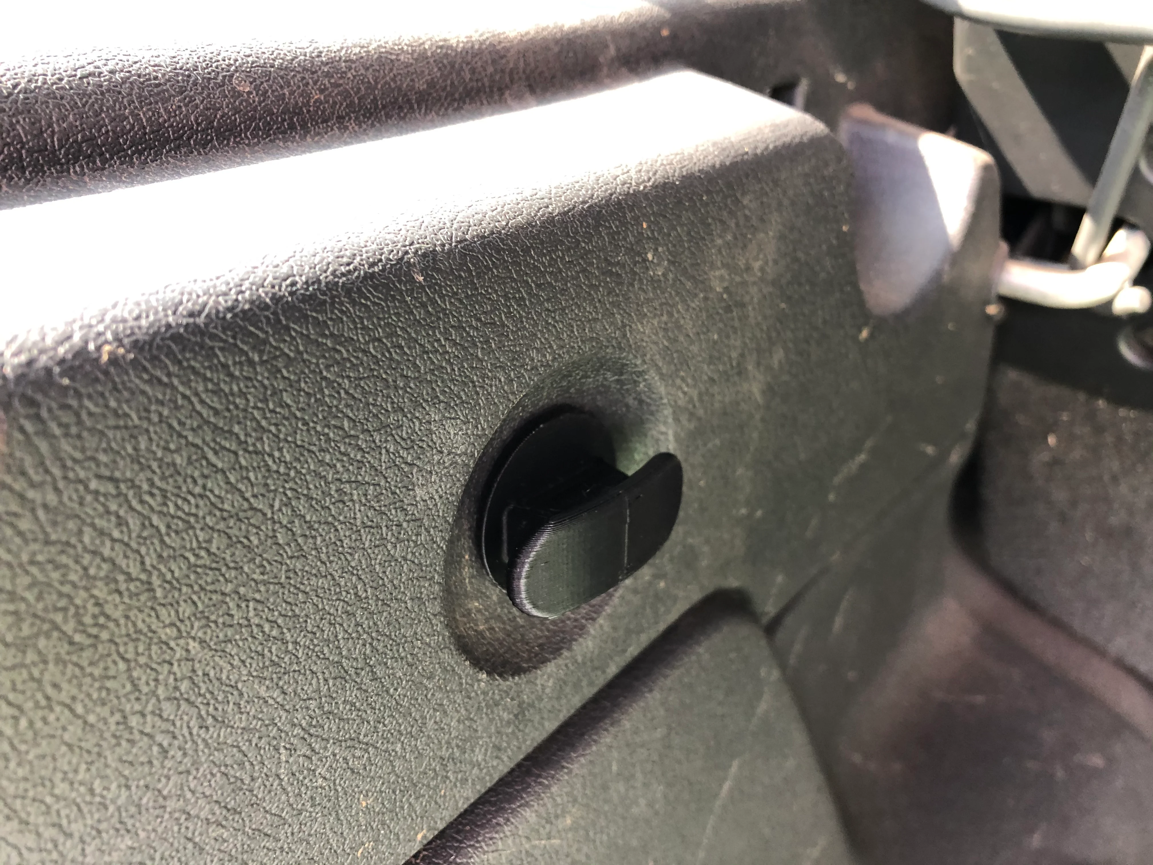 Jeep Cherokee XJ:  Halterung im Kofferraum / Bracket in the Trunk