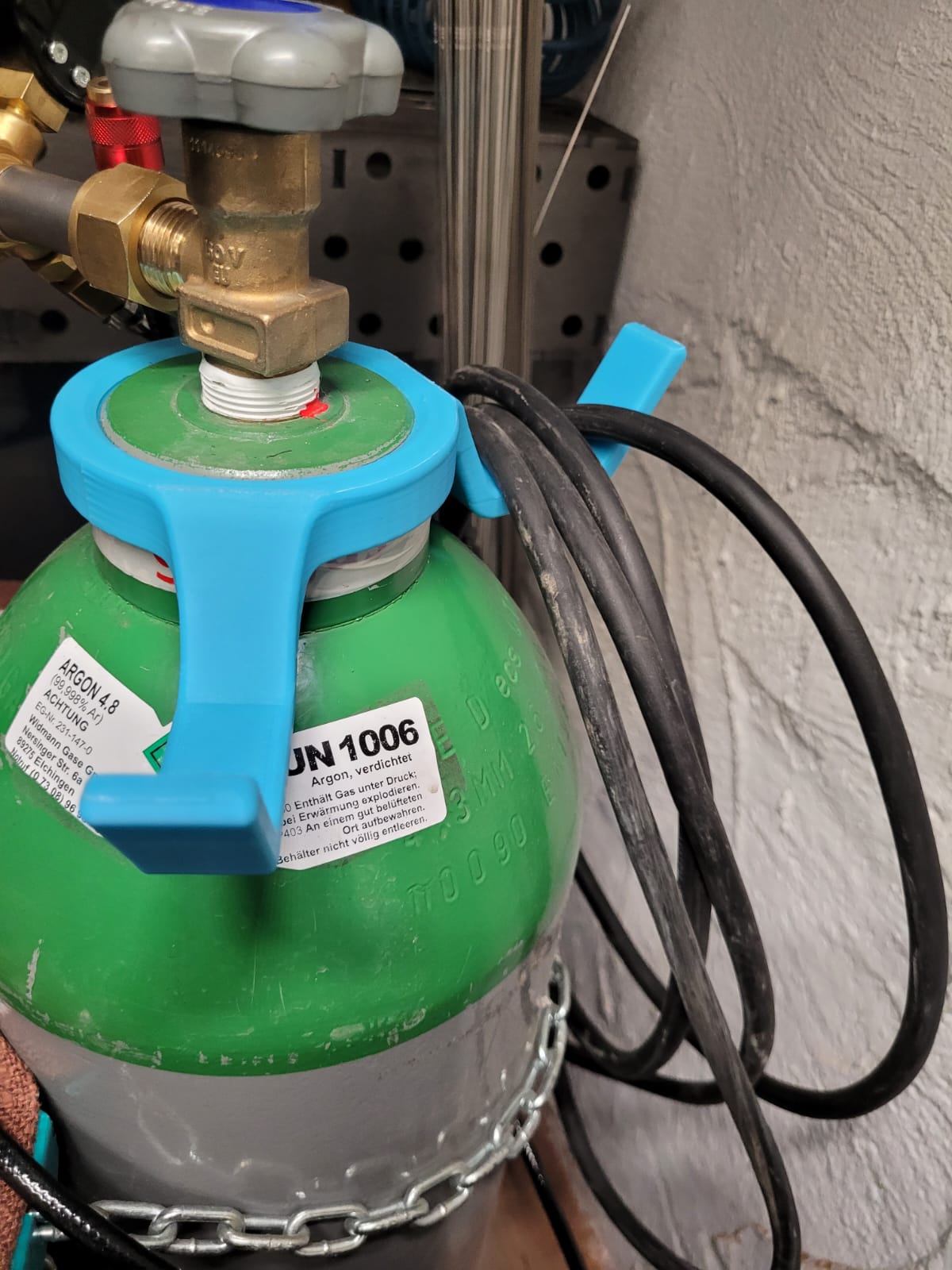 Cable organizer for welding gas bottle thread