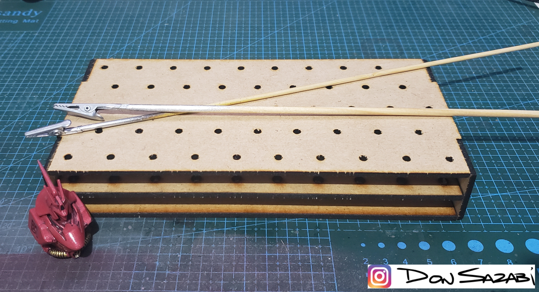 Base for hobby paint clamping tool
