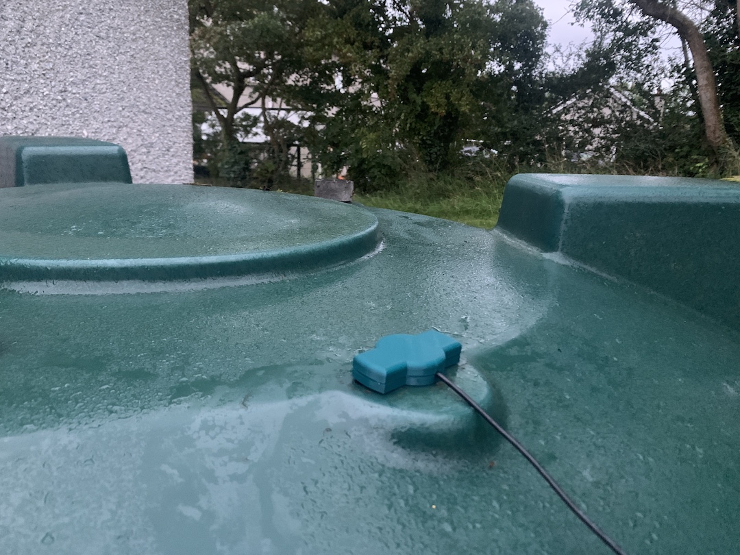 Oiltank ultrasonic sensor mount