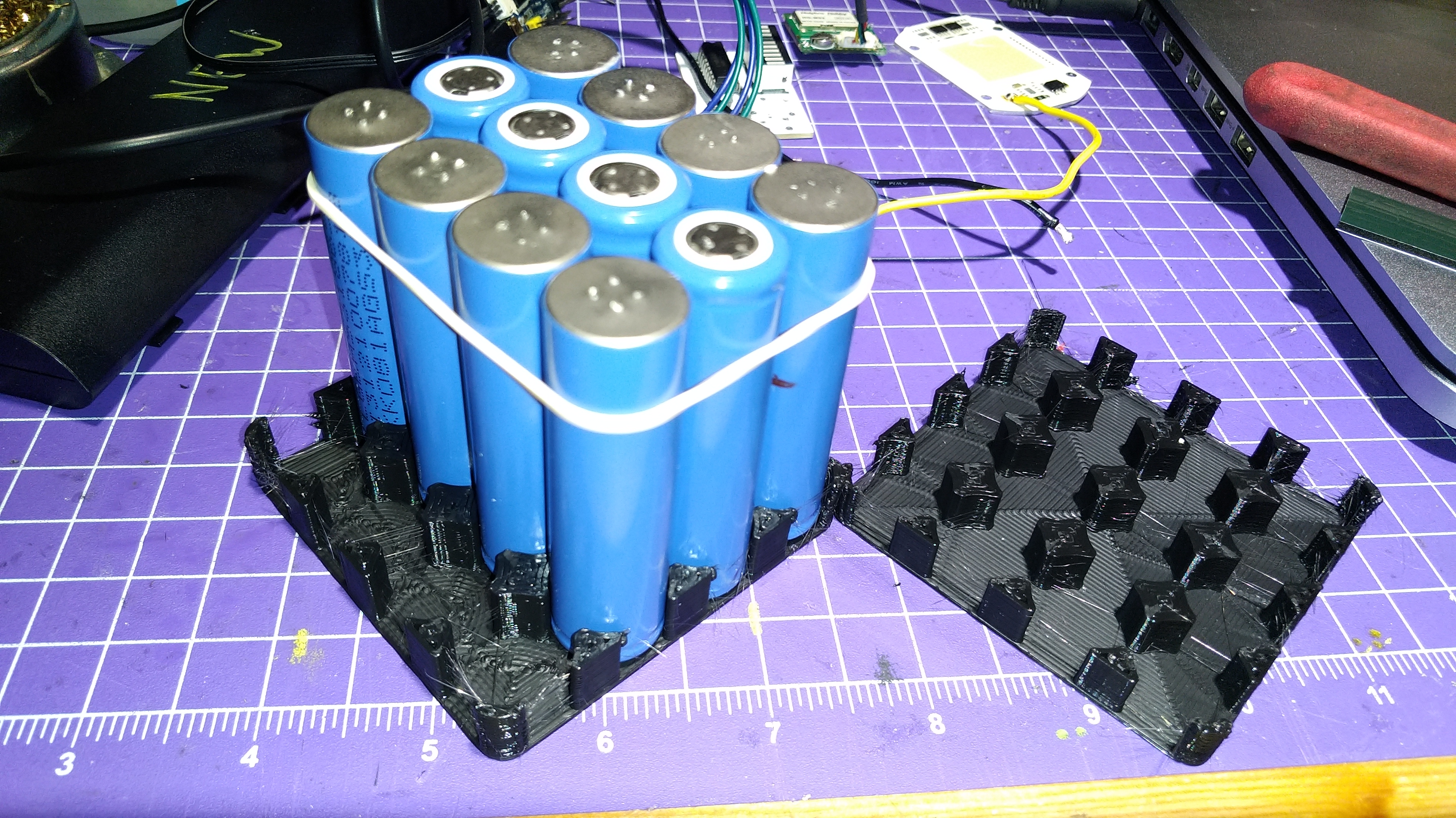 Simple battery (18650) spacer tray for welding (zero gap)