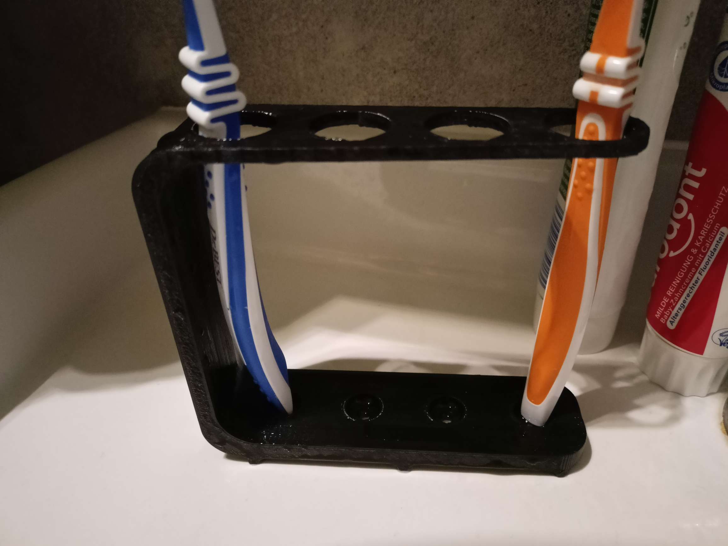 Quad toothbrush holder with drain holes