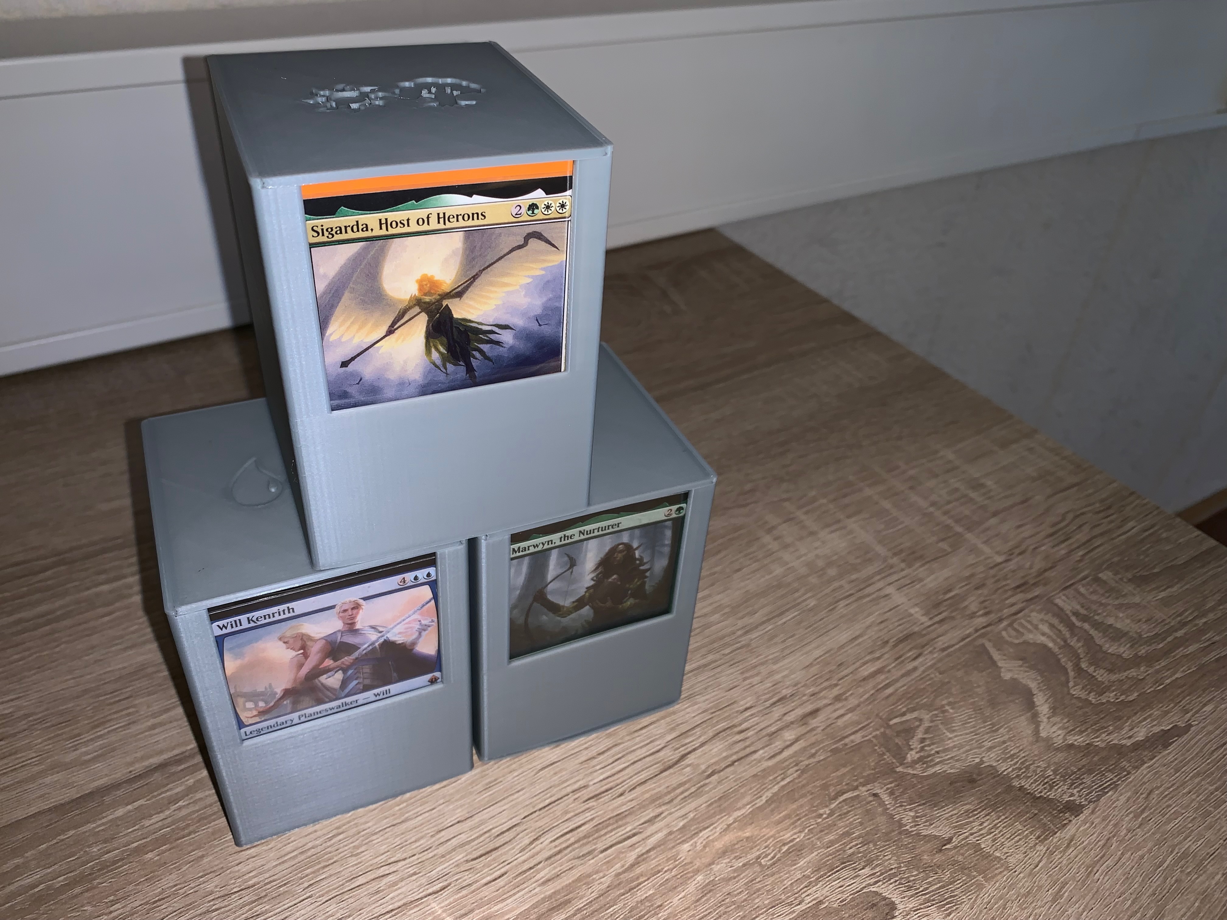 Deckbox for Commander with mana symbols on top (Customizable)