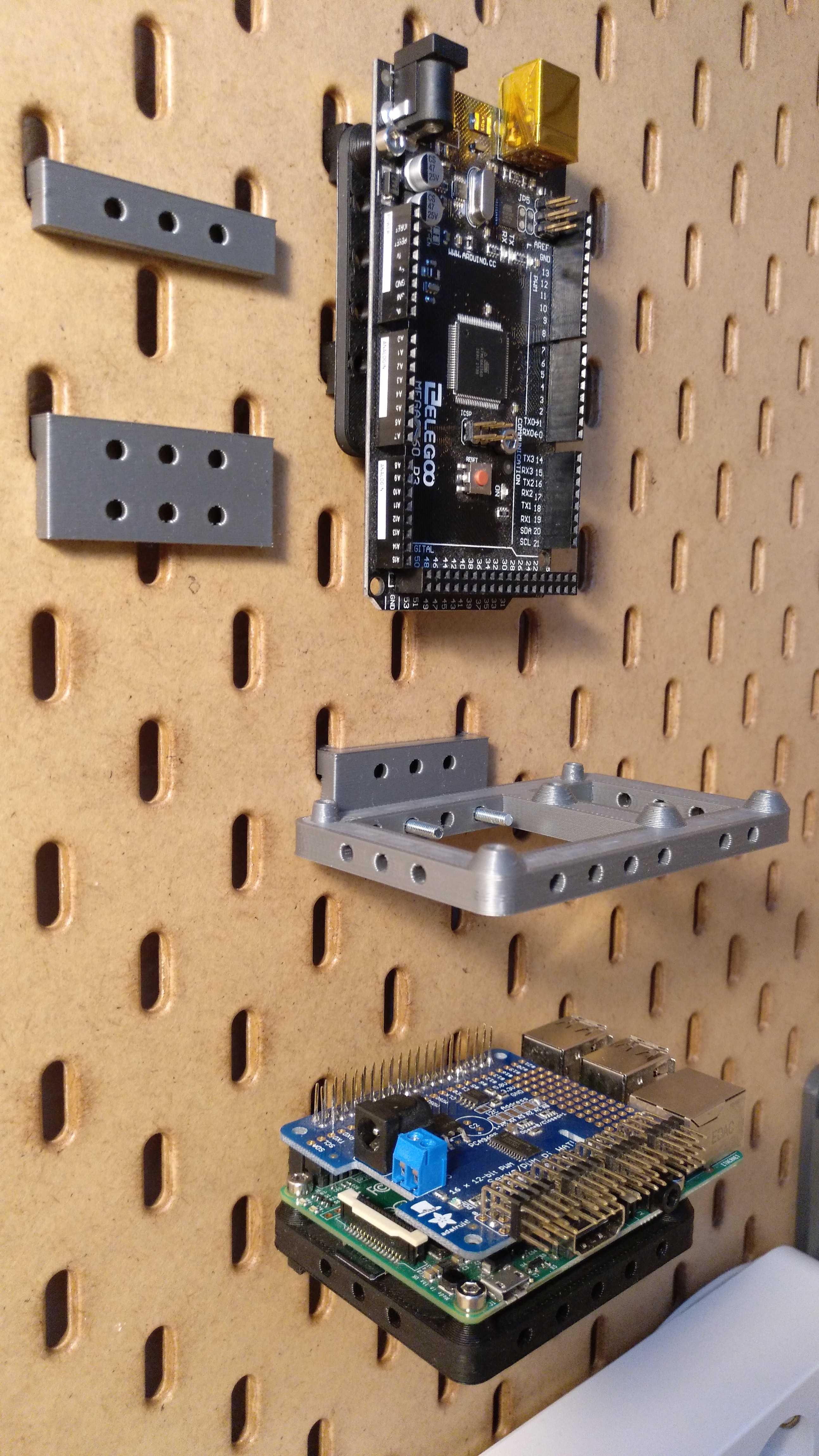 Adapter plates for the Ikea Skadis system