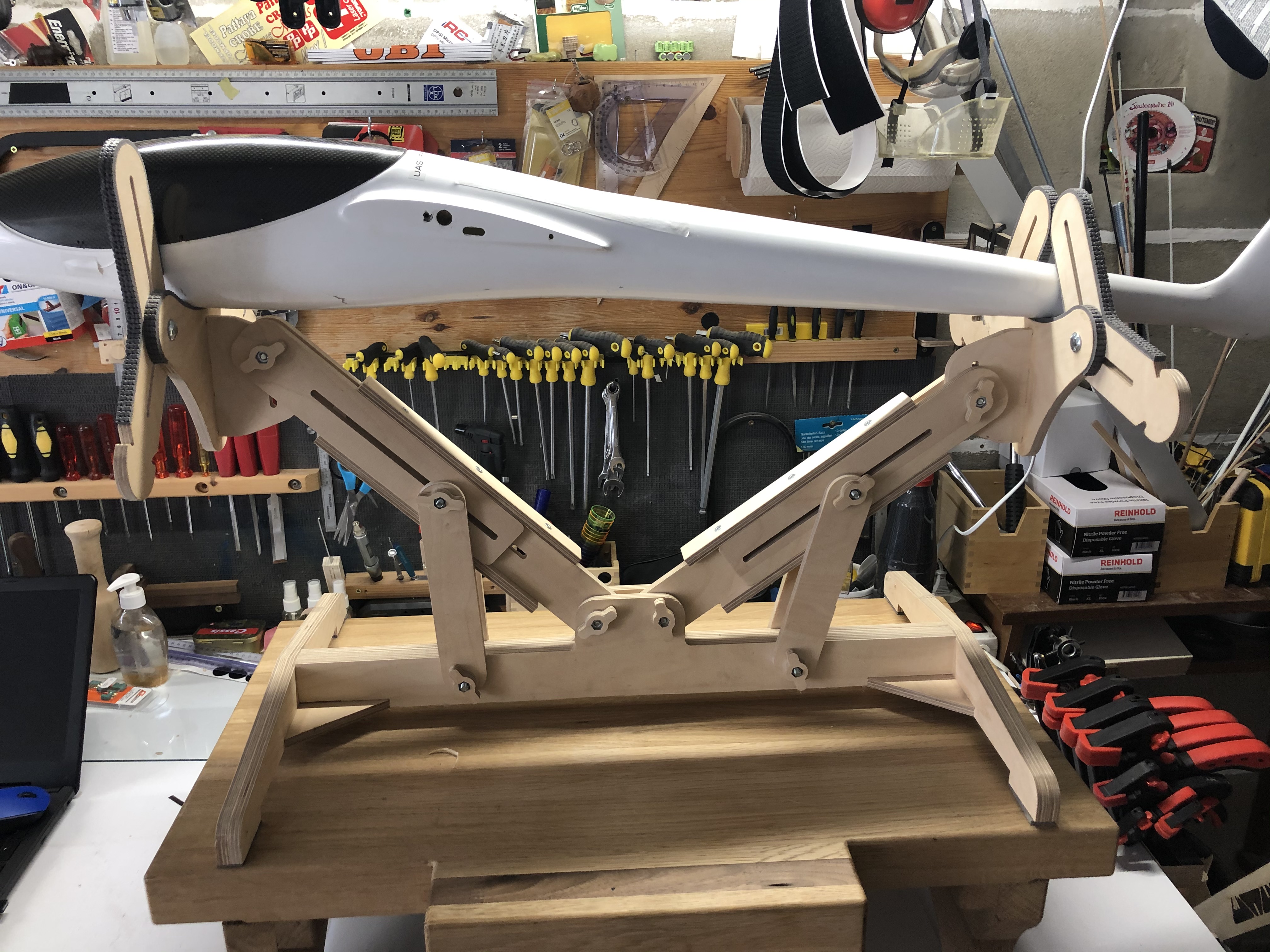 Articulated stander / Support articulé