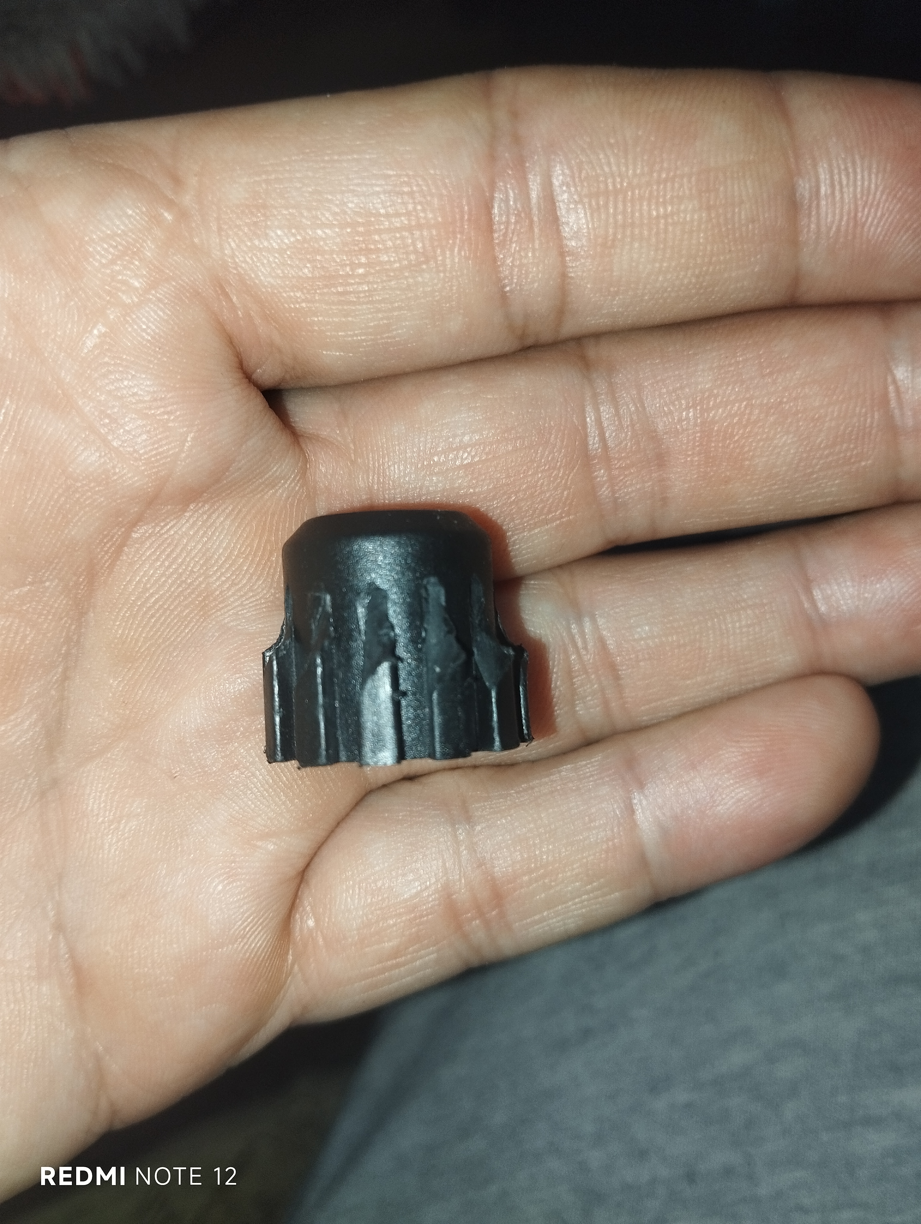 Angle lock button for a Chinese grass trimmer
