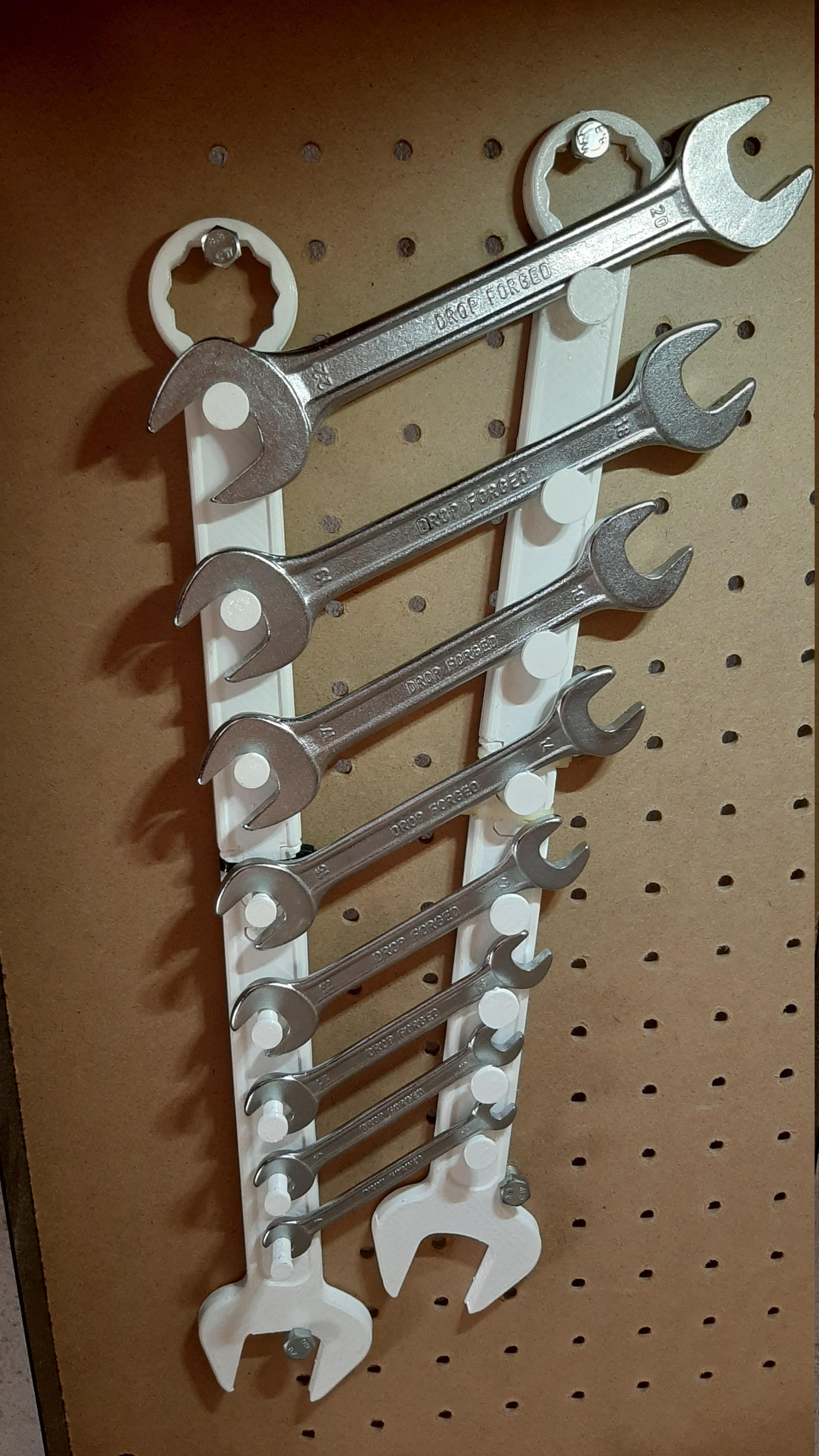 Porta attrezzi a forma di chiave. Key-shaped tool holder, wrench holder