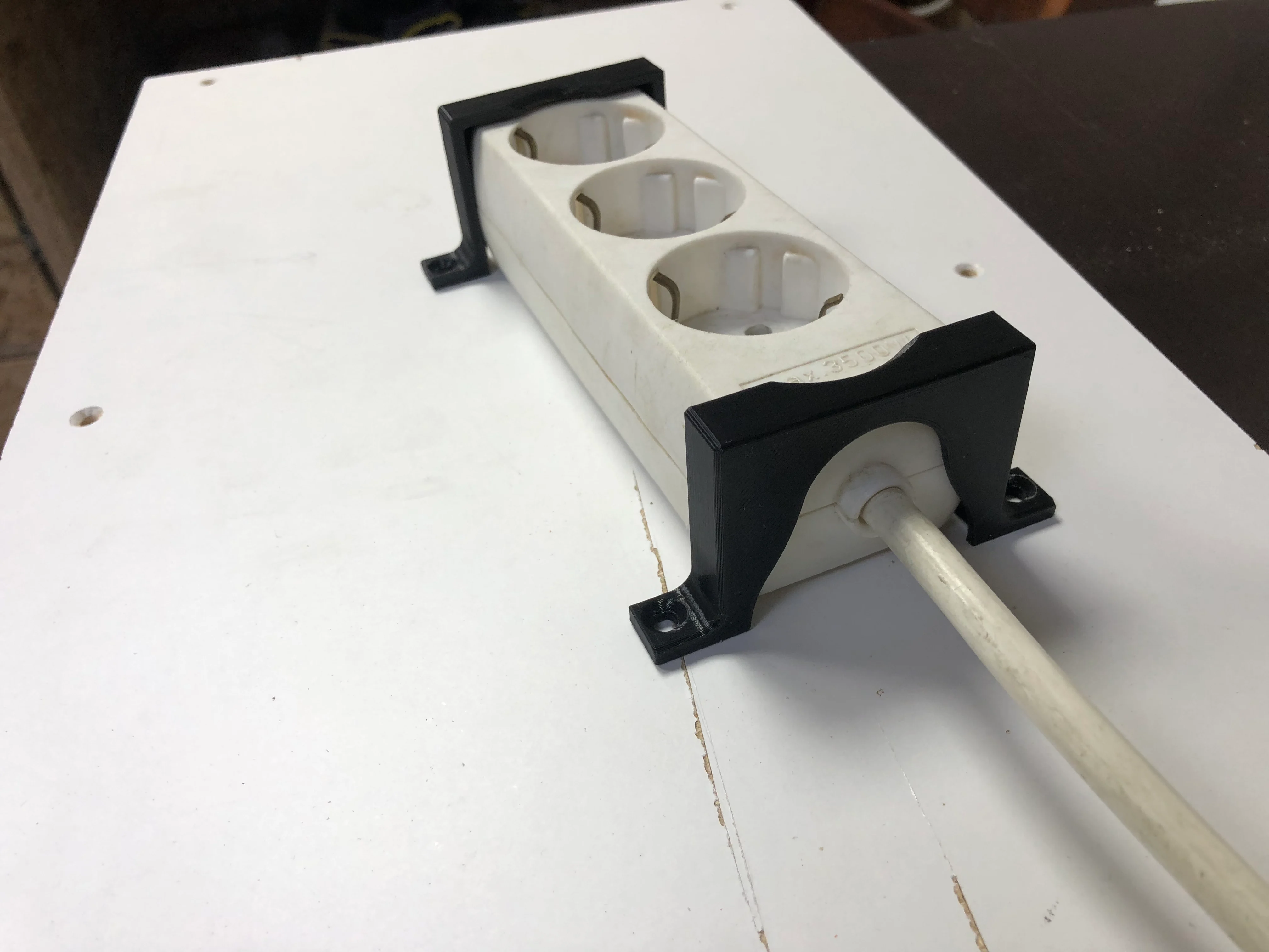 Einfacher Halter Mehrfachsteckdosen / Simple Multiple socket holder