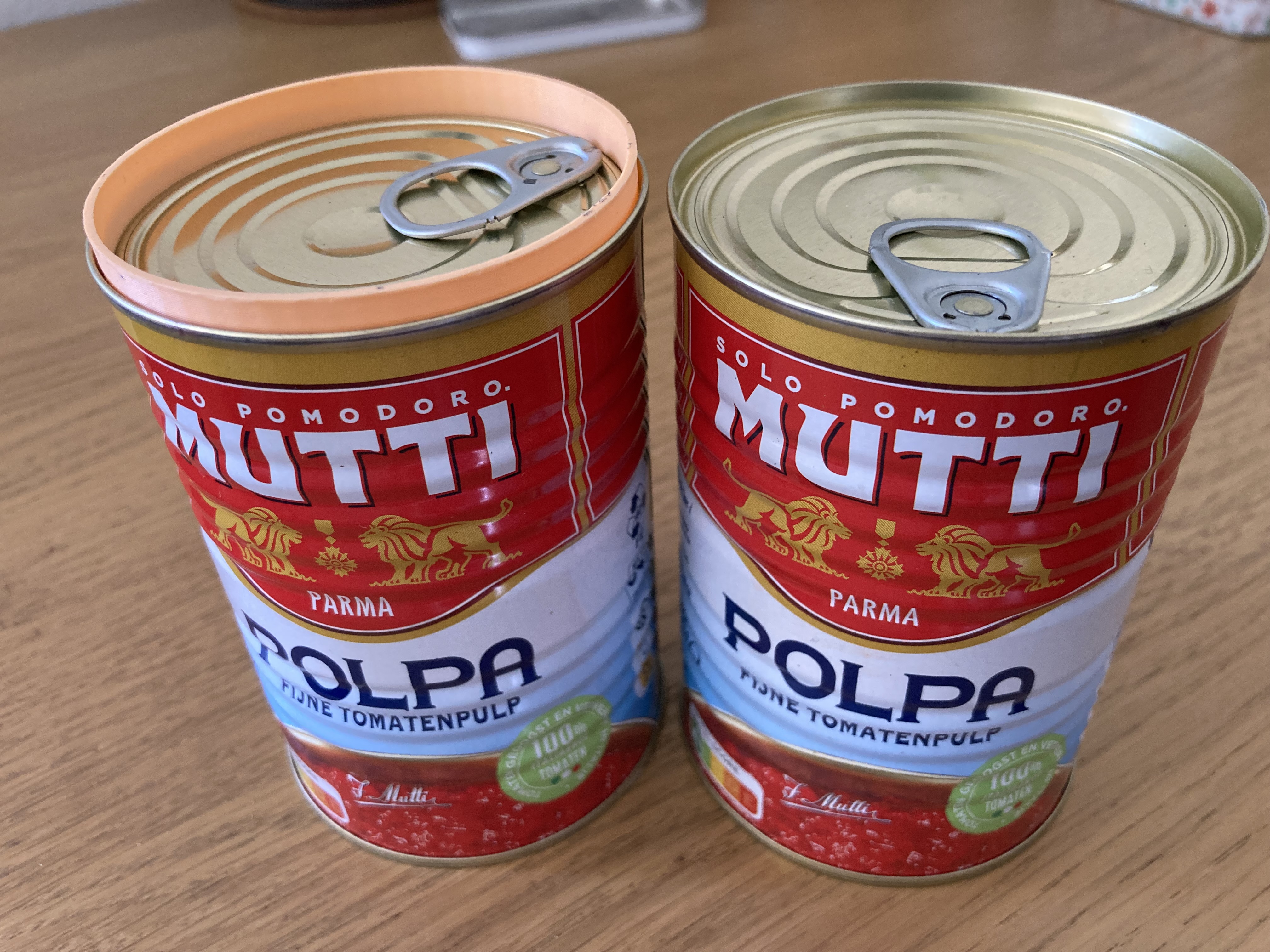Mutti tin cans stacker