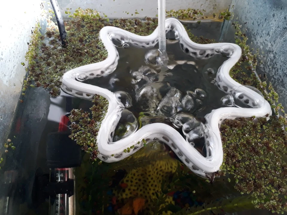 Wave breaker for aquarium