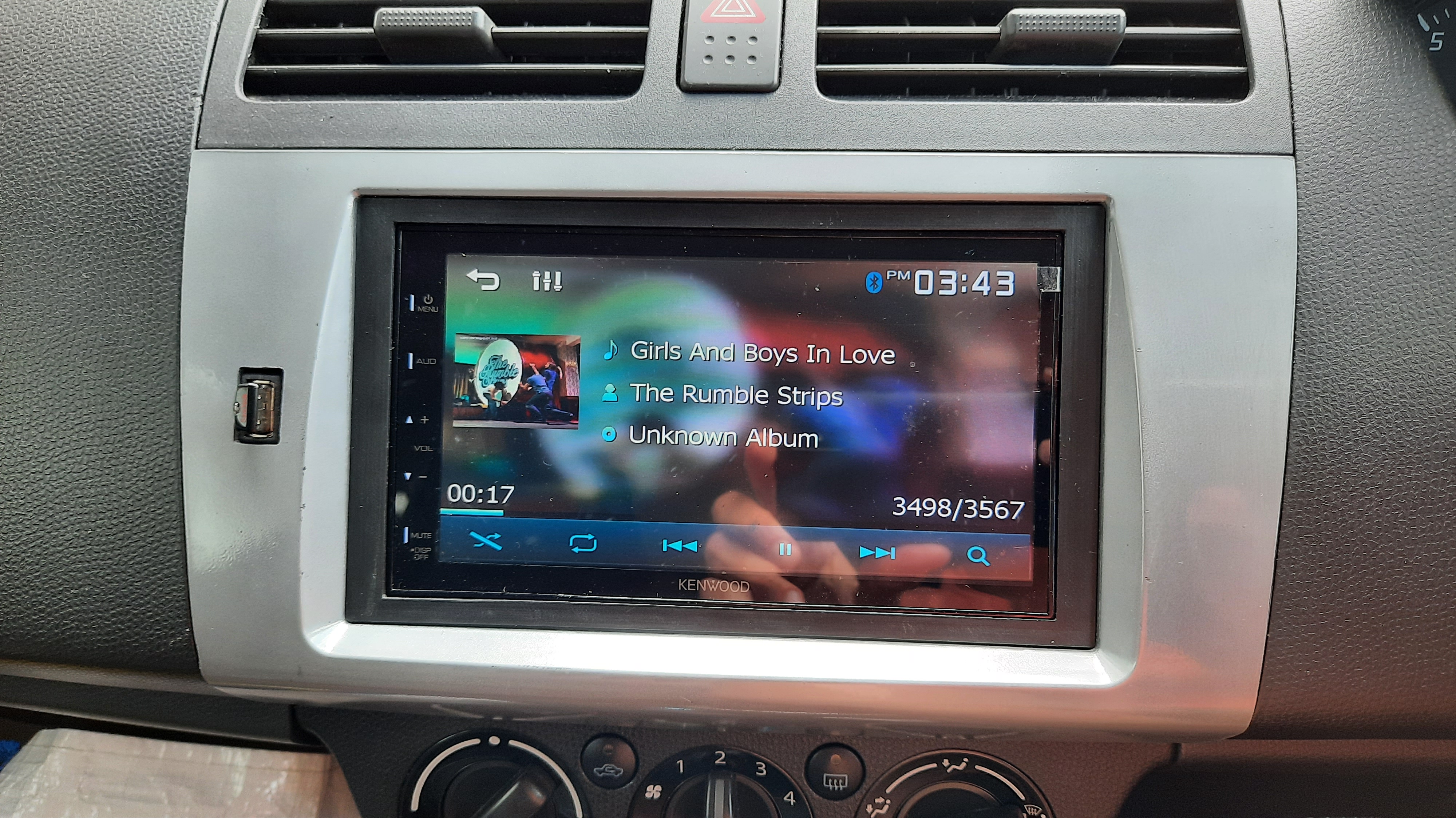 USB mount for Suzuki Swift Mk3