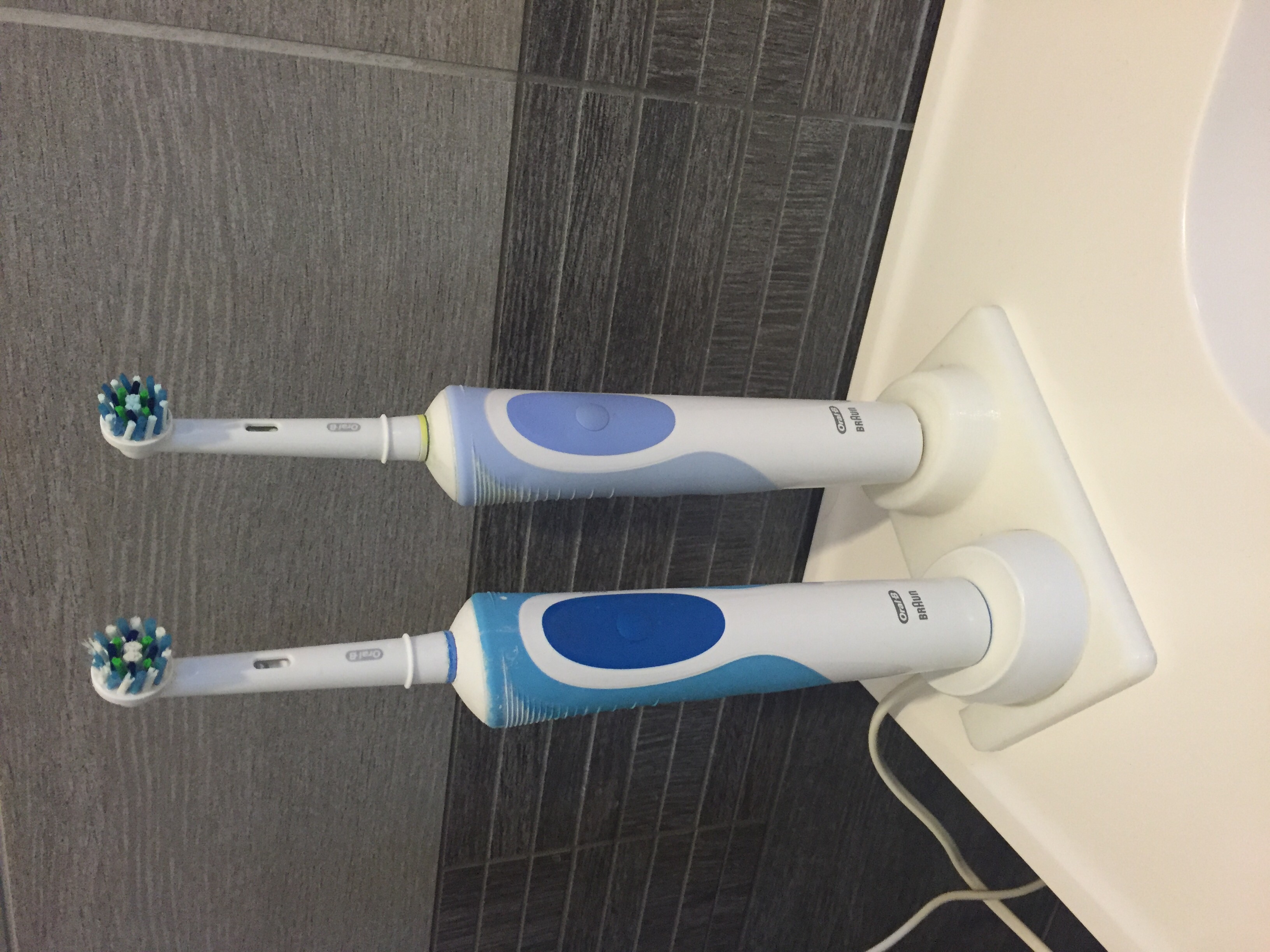 Base x 2 spazzolini Oral-B