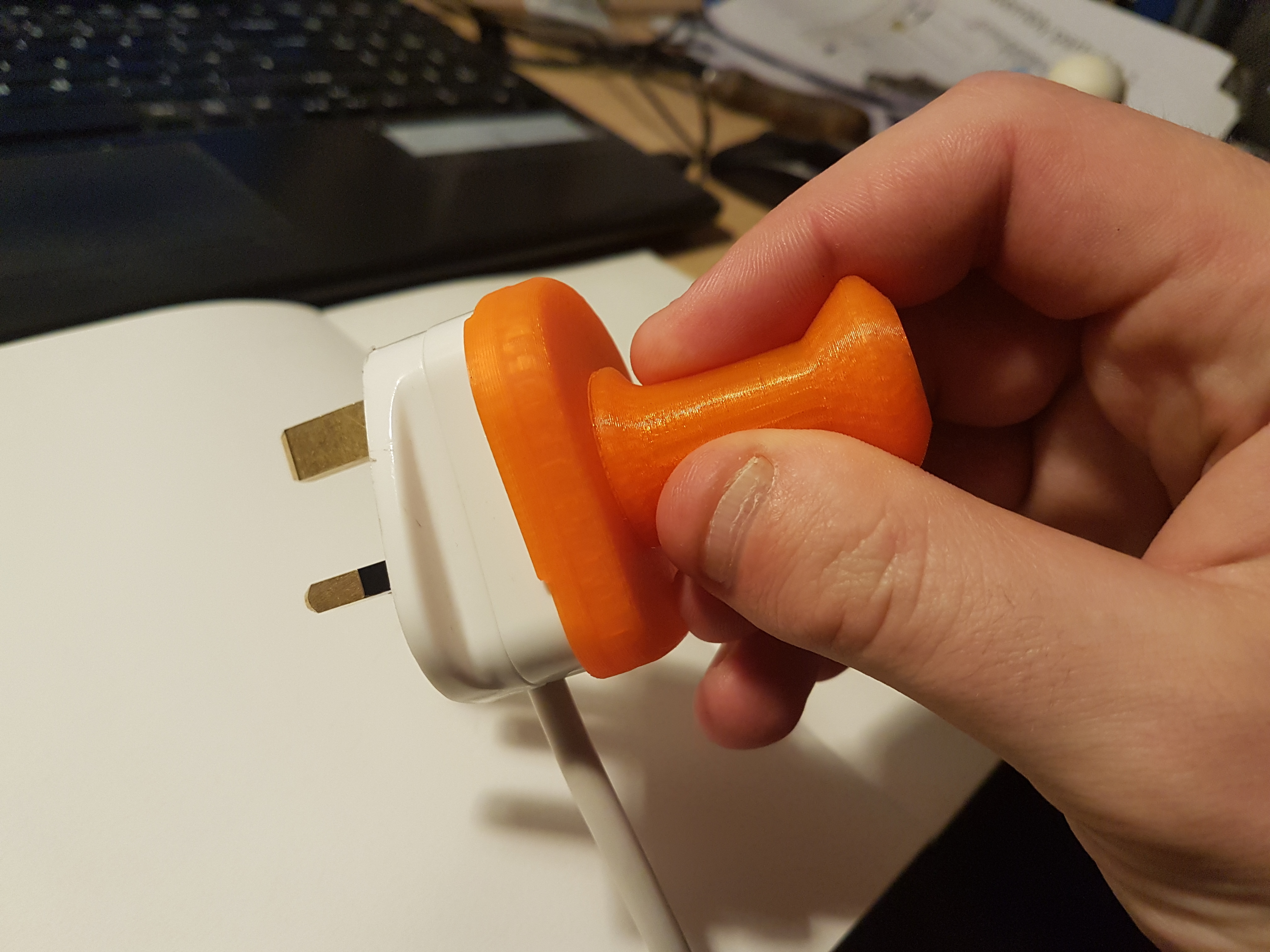 Clip-On Ergonomic Handle for Electrical Plug (UK)