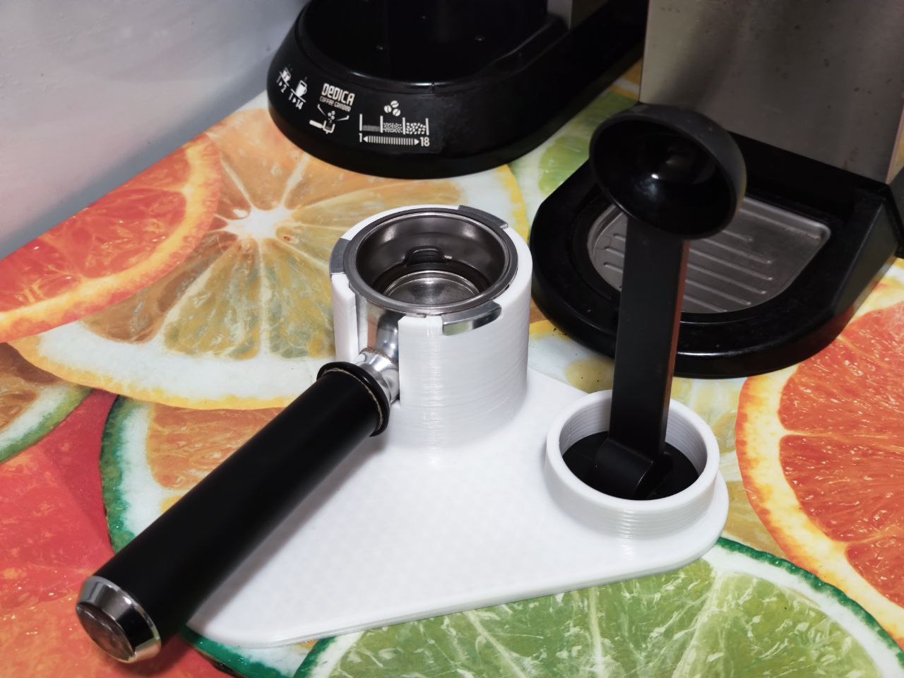 Tamper station for DeLonghi EC680/685