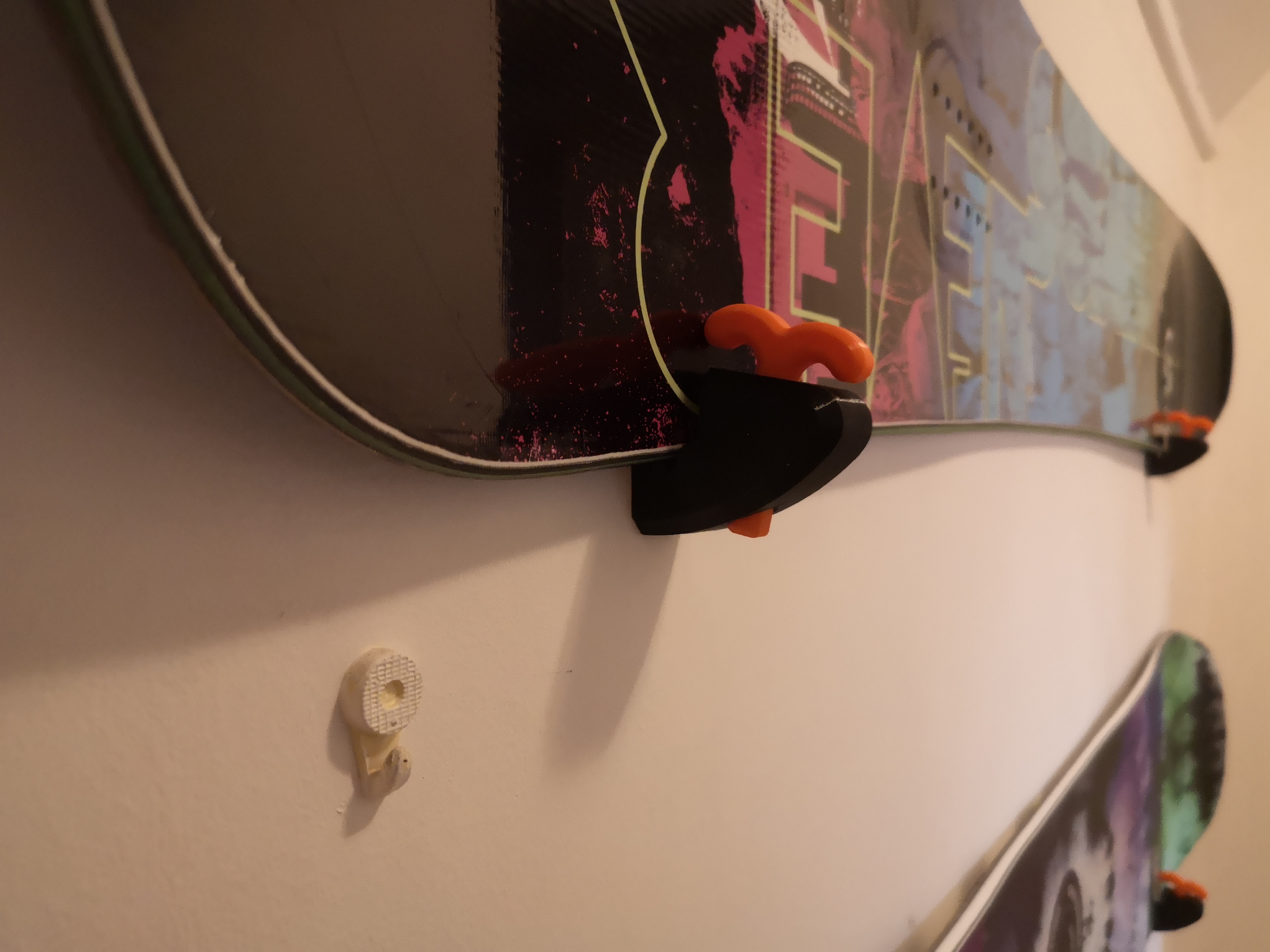 Ski/snowboard horizontal wall mount