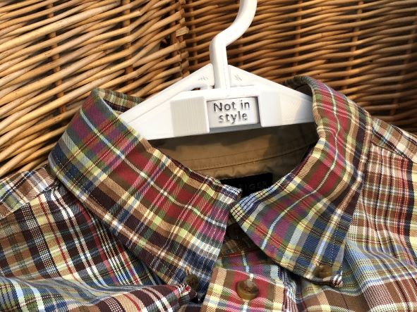 Hanger with Rotating Label