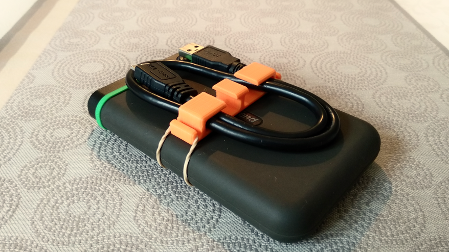 Customizable external HDD cable holder