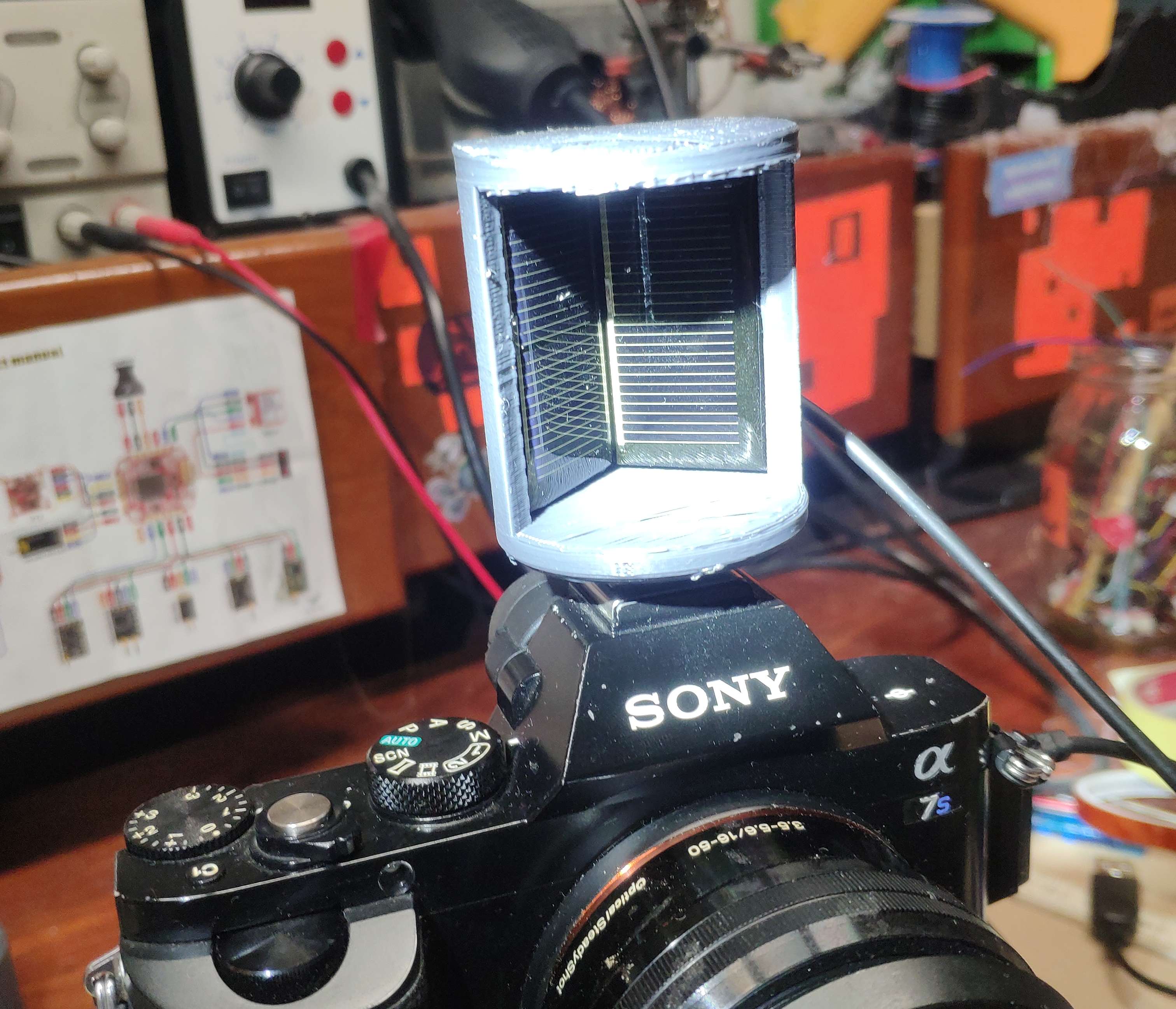 Lichtnase V1 Hear the sound of every day lamps and LEDs in Stereo, with camera hot-shoe attachment