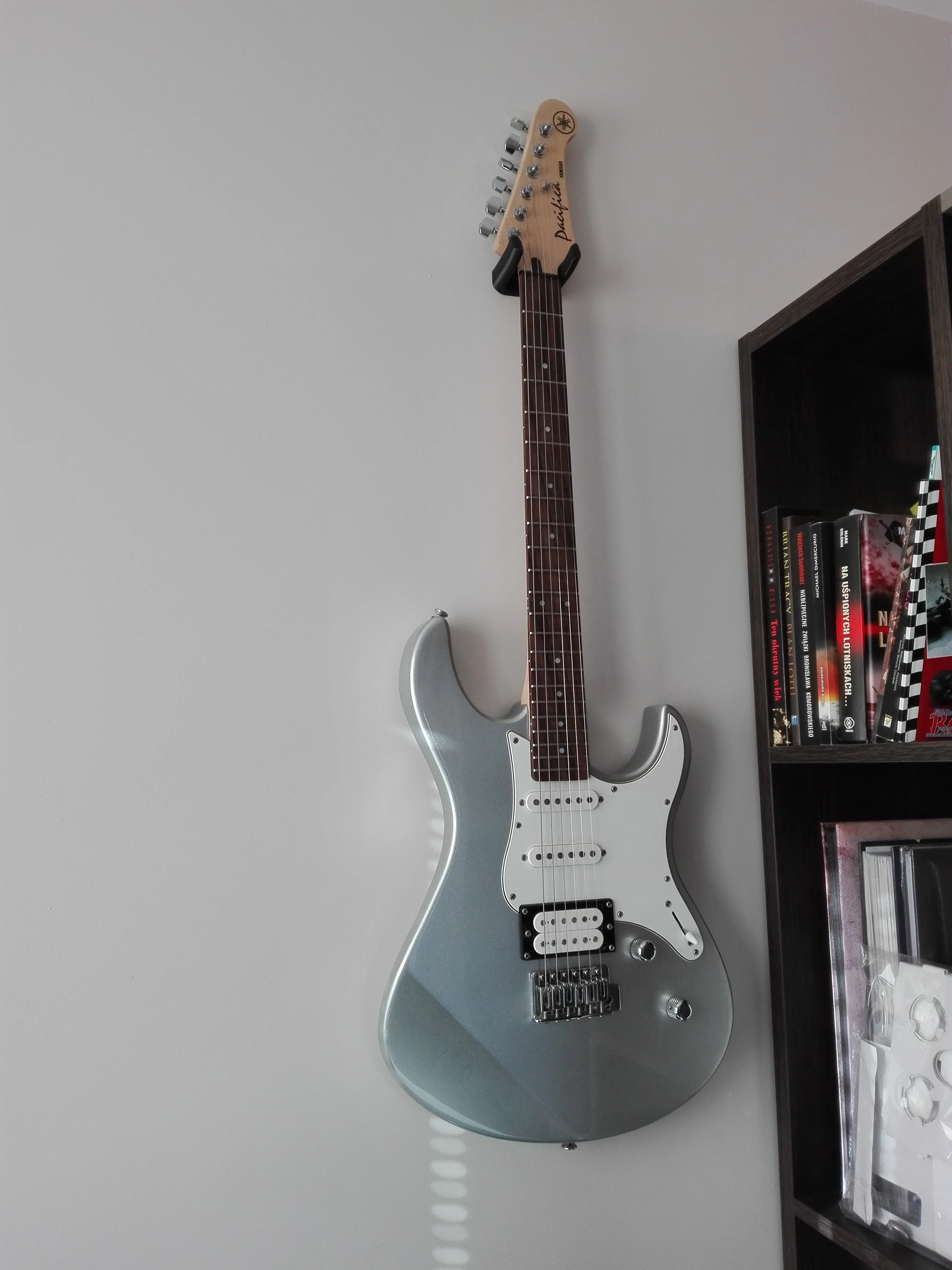 Electric guitar hanger (pacifica 112)
